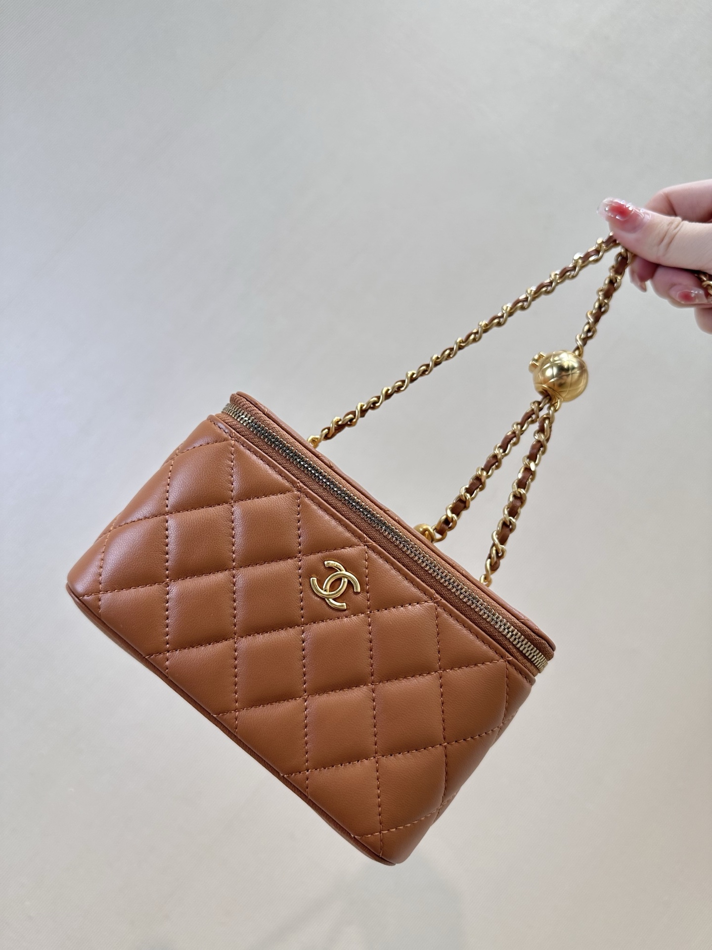 Chanel Golden Ball Vanity Case Bag, Luxurious Design, Perfect for Daily Use 1 i1758270981500 9101 0 0