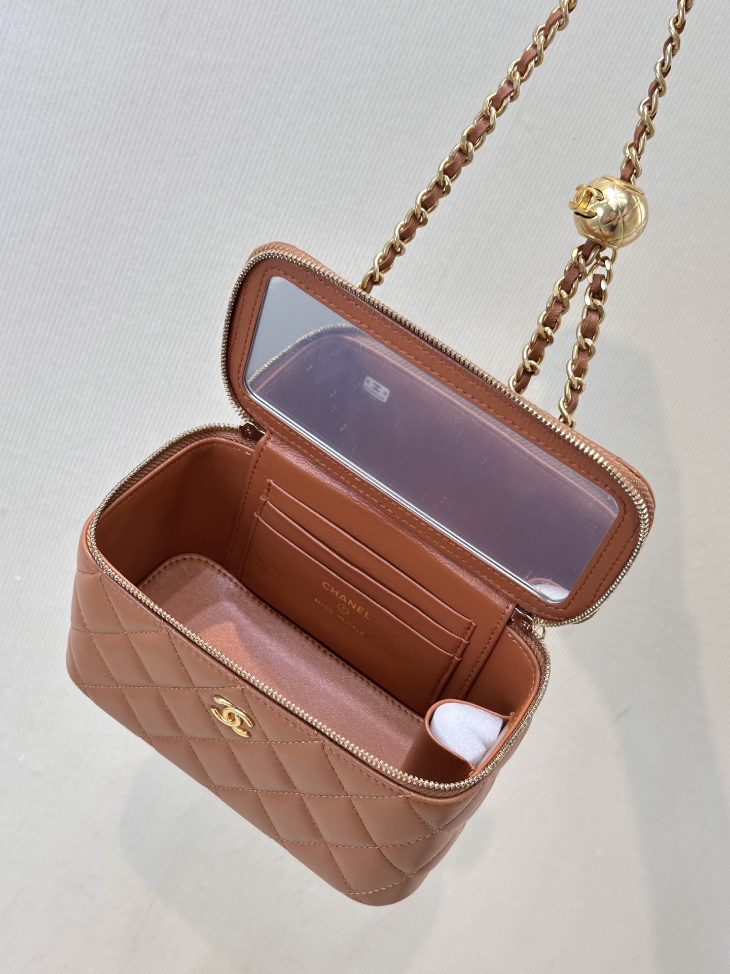 Chanel Golden Ball Vanity Case Bag, Luxurious Design, Perfect for Daily Use 5 i1758270981503 5574 0 4