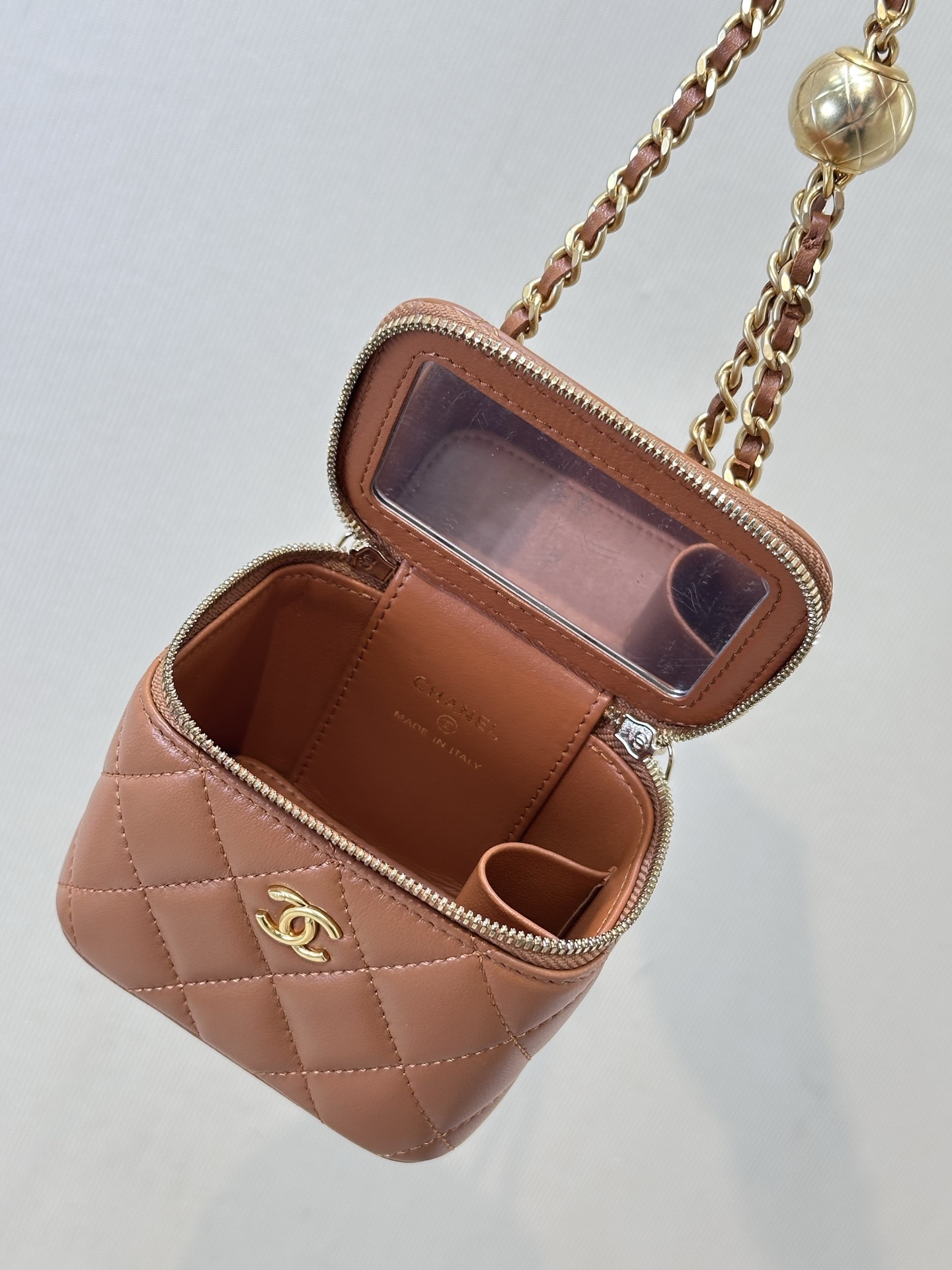 Chanel Golden Ball Vanity Case Bag, Luxurious Design, Perfect for Daily Use 10 i1758270981642 8808 0 9