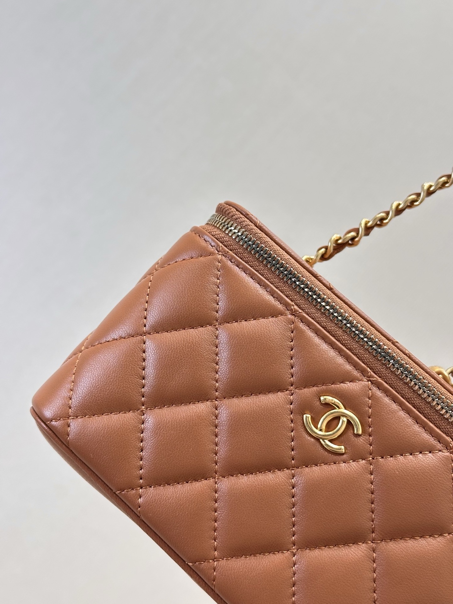 Chanel Golden Ball Vanity Case Bag, Luxurious Design, Perfect for Daily Use 2 i1758270982999 9699 0 1