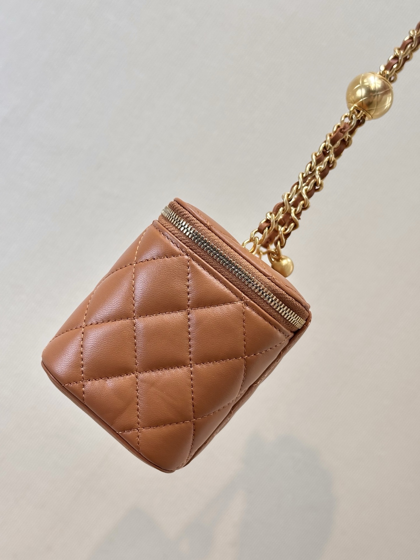 Chanel Golden Ball Vanity Case Bag, Luxurious Design, Perfect for Daily Use 3 i1758270983004 1373 0 2