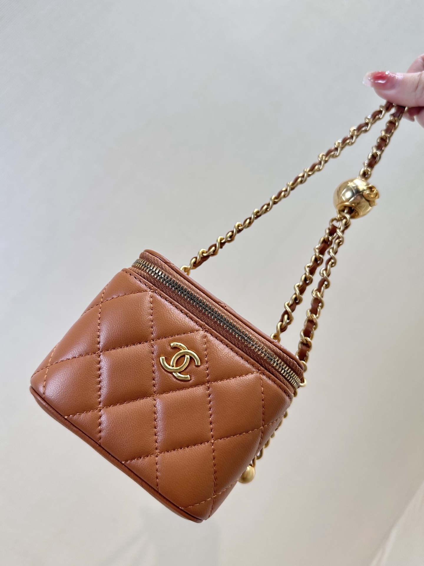 Chanel Golden Ball Vanity Case Bag, Luxurious Design, Perfect for Daily Use 7 i1758270983071 2211 0 6