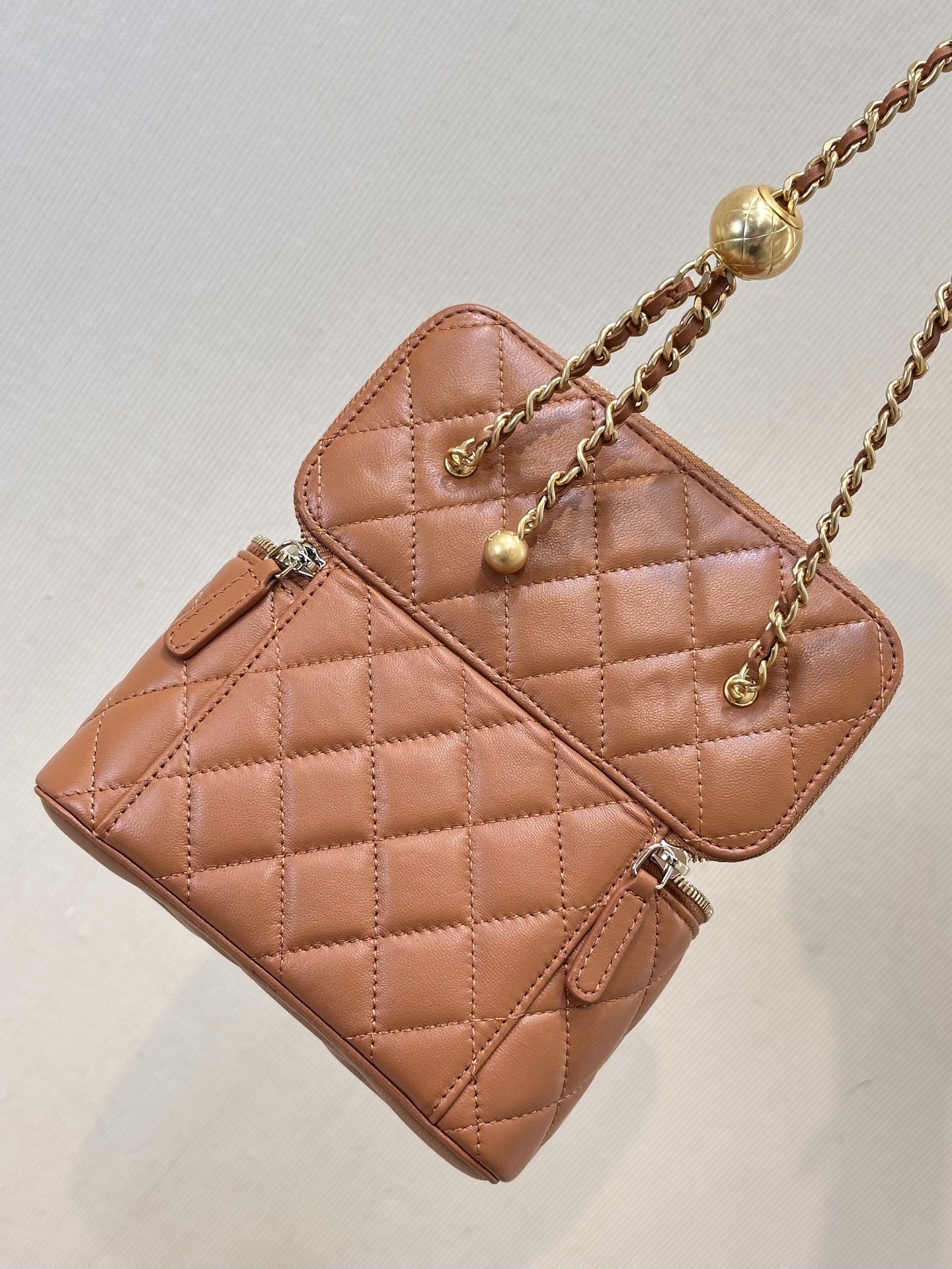 Chanel Golden Ball Vanity Case Bag, Luxurious Design, Perfect for Daily Use 4 i1758270983108 8154 0 3