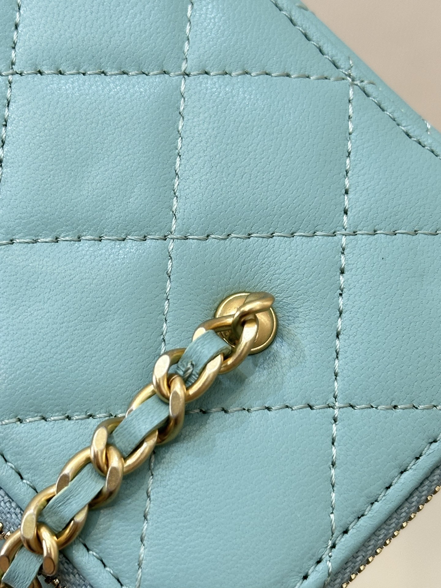 Elegant Quilted Leather Vanity Case with Chain Strap and CC Logo 5 i1758271016479 2943 0 3