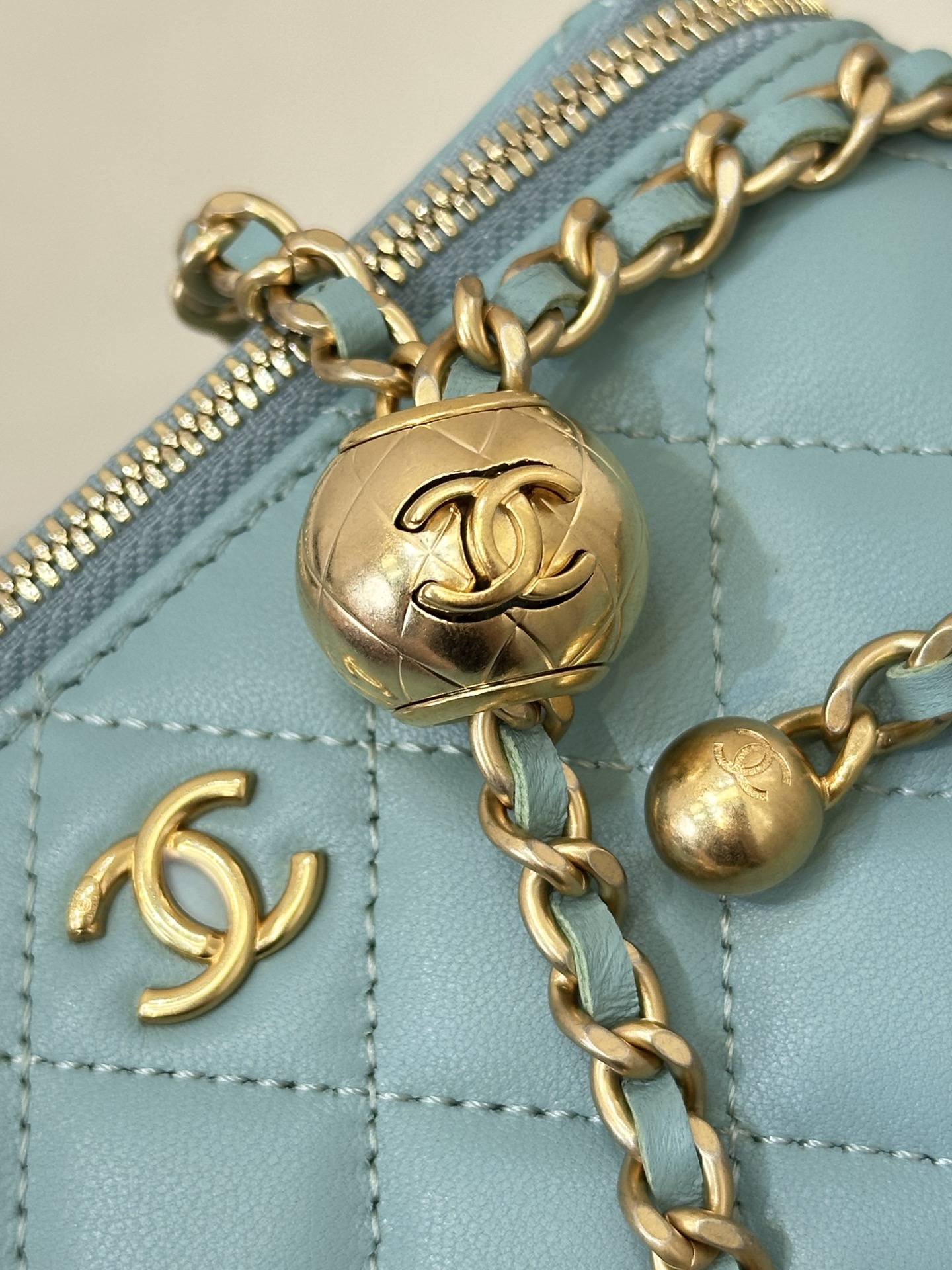 Elegant Quilted Leather Vanity Case with Chain Strap and CC Logo 6 i1758271016499 9029 0 4