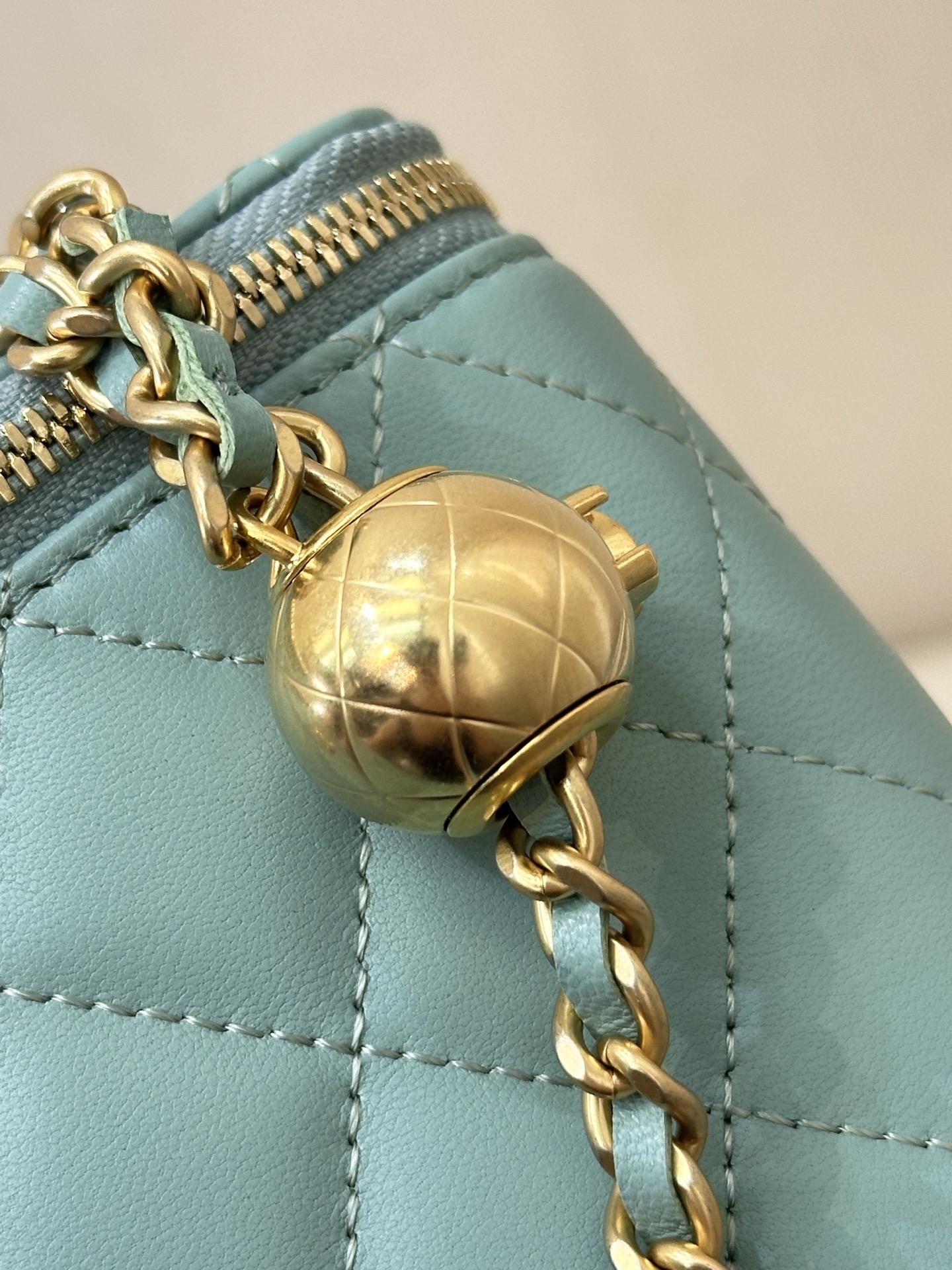 Elegant Quilted Leather Vanity Case with Chain Strap and CC Logo 7 i1758271016500 7629 0 5
