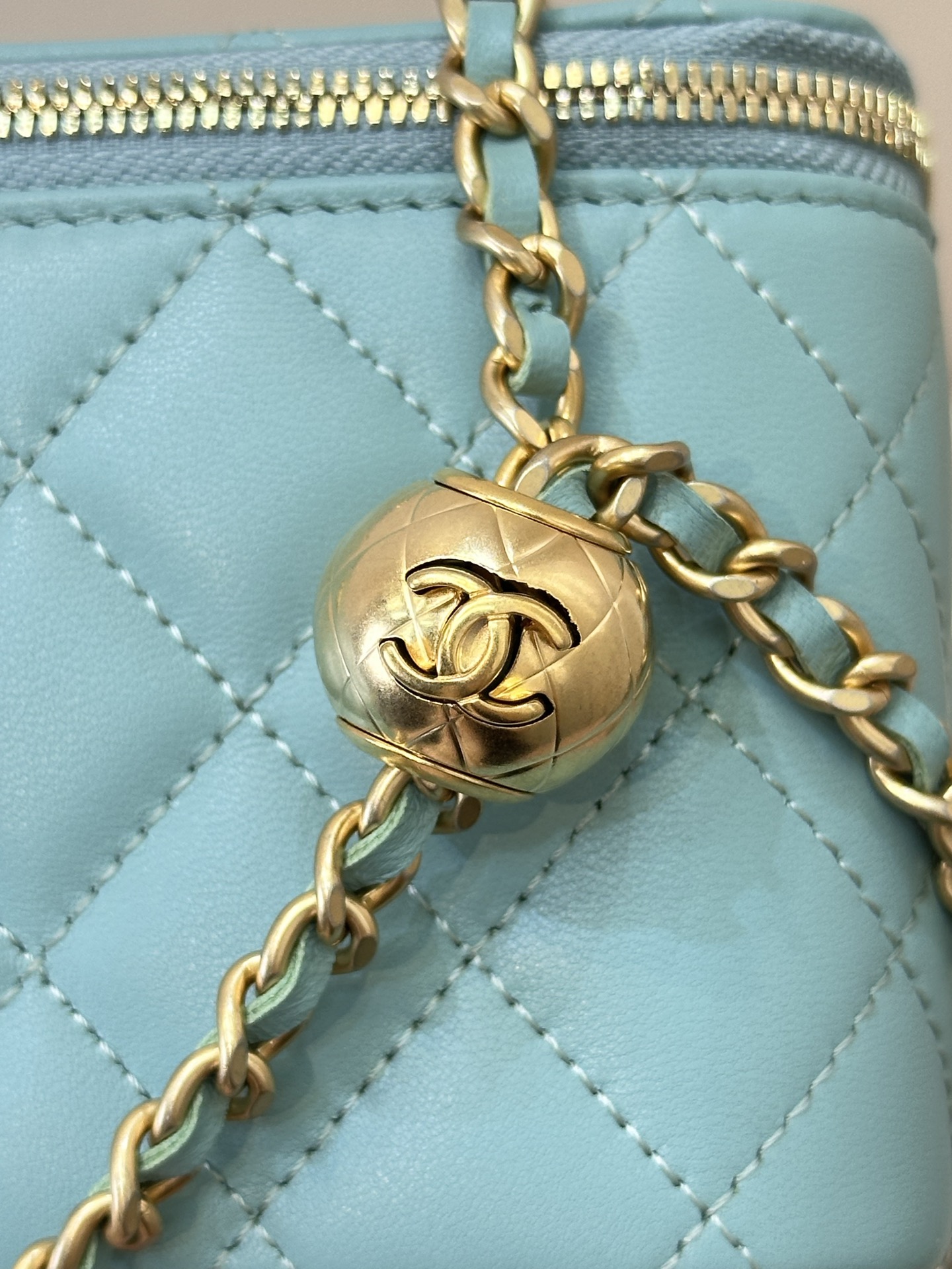 Elegant Quilted Leather Vanity Case with Chain Strap and CC Logo 4 i1758271016550 5734 0 2