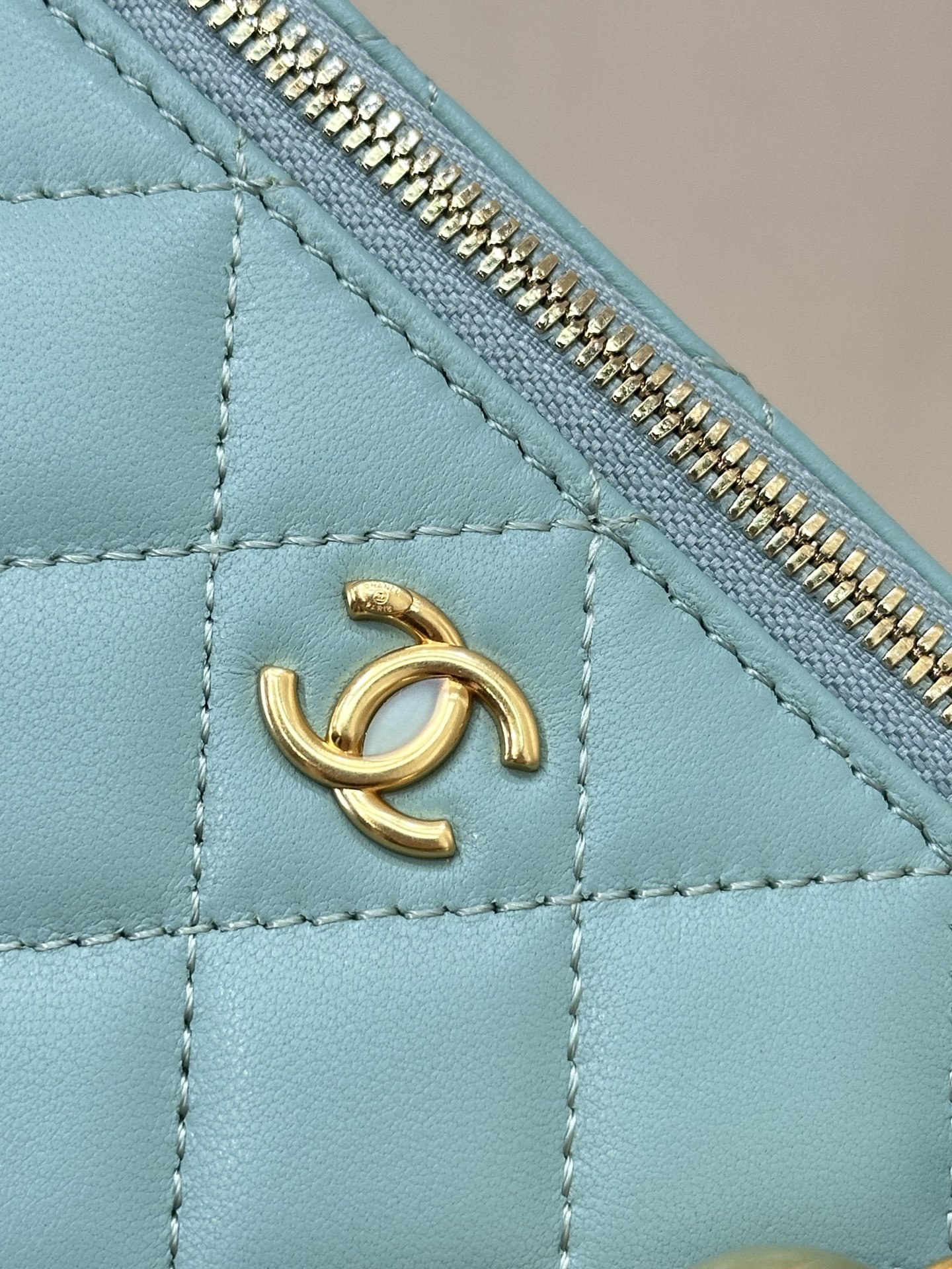 Elegant Quilted Leather Vanity Case with Chain Strap and CC Logo 3 i1758271016660 6125 0 1