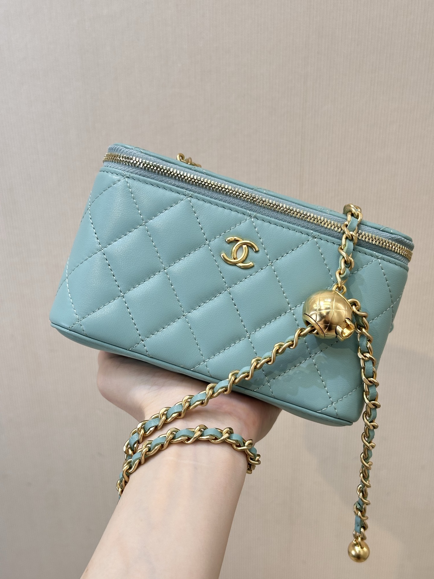 Elegant Quilted Leather Vanity Case with Chain Strap and CC Logo 2 i1758271017788 1130 0 0