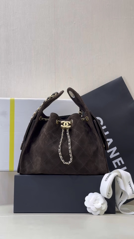 5293 Bolso hippie hobo con cordón de ante Chanel 25c. ¡El material de gamuza no es demasiado lujoso! Se siente un poco …