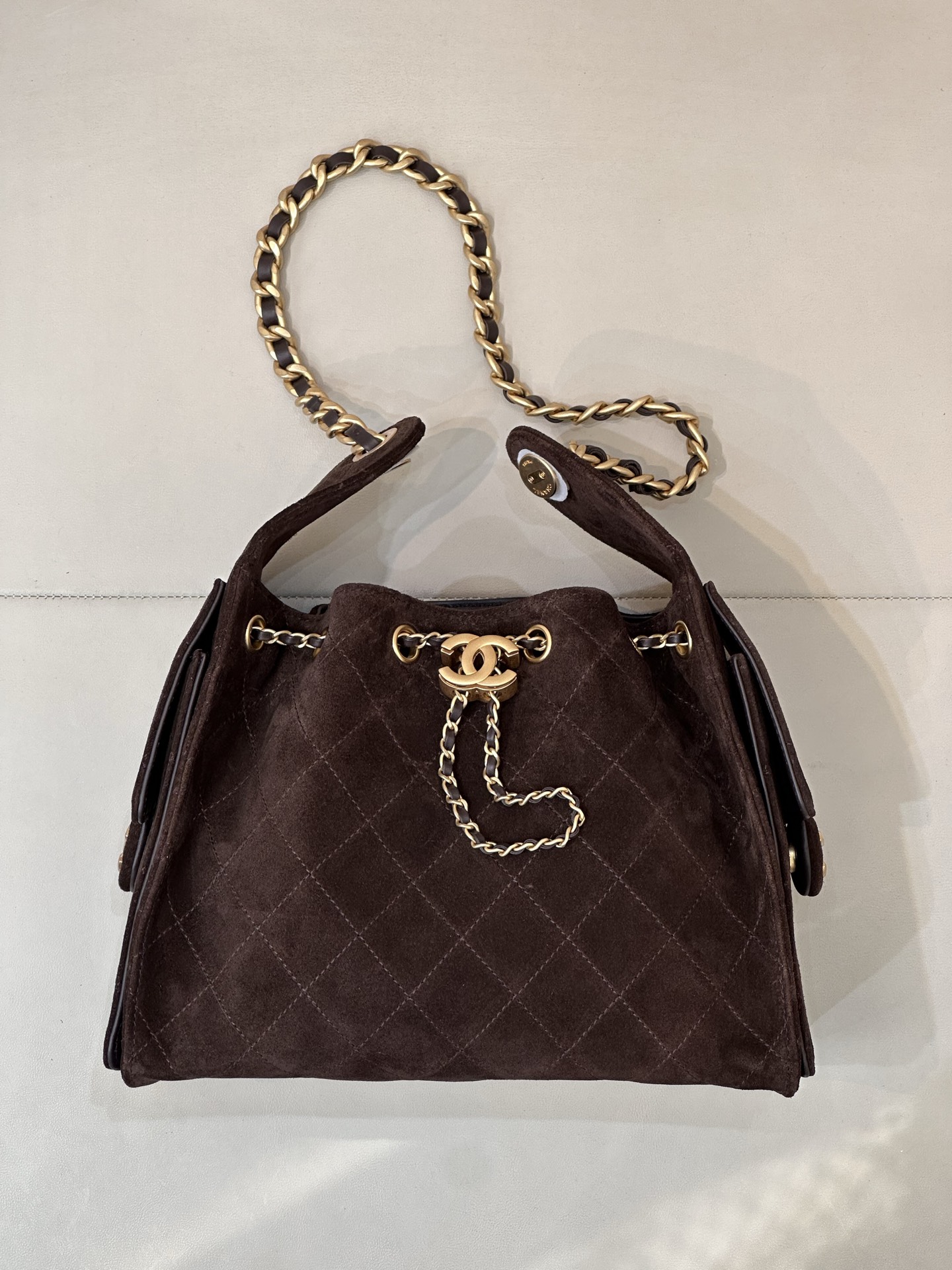 5293 Sin mencionar que los nuevos lanzamientos de Chanel siempre traen sorpresas, ¡y este año no es la excepción! La ap…