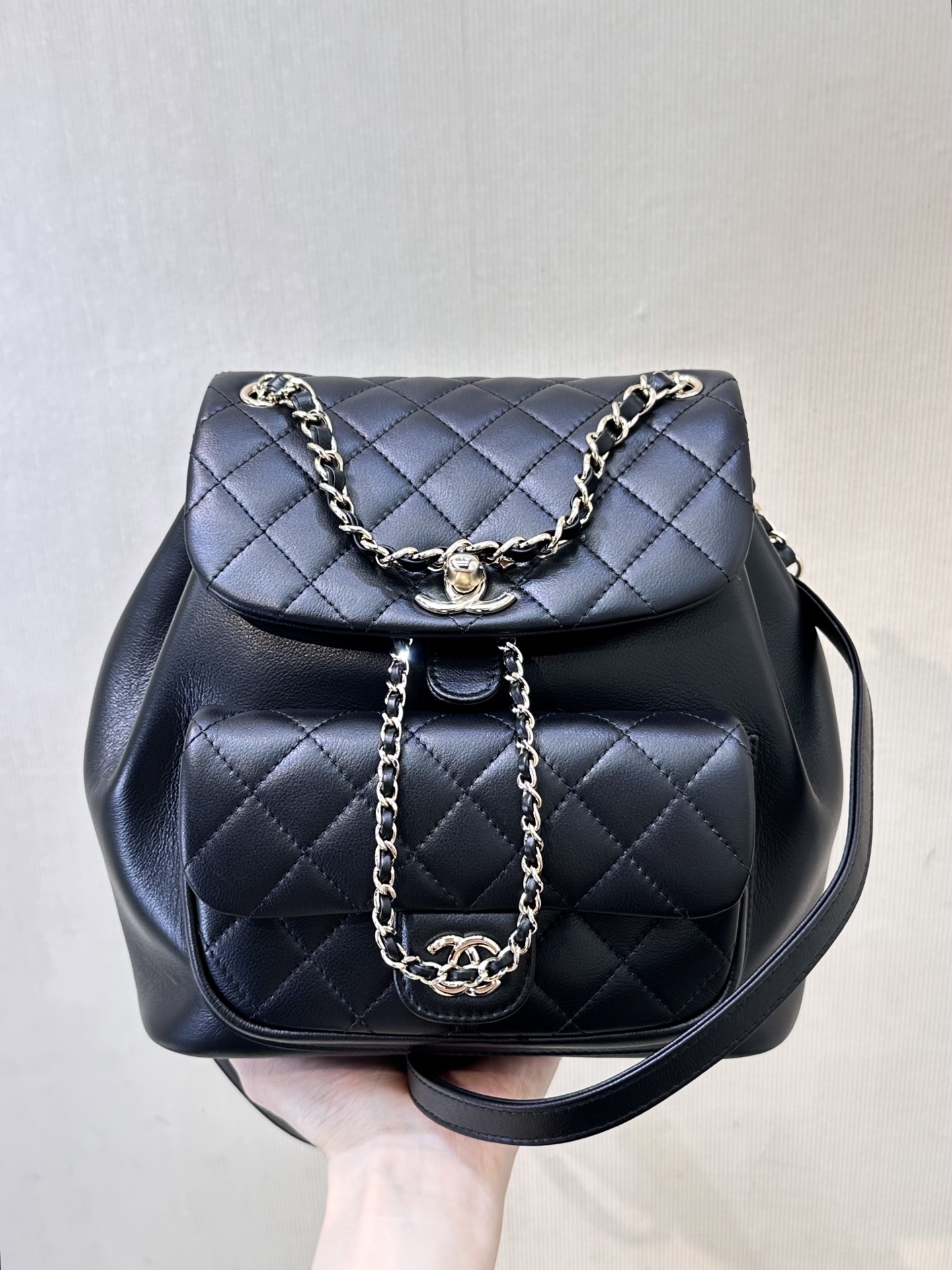 El cuero del bolso 3618 es particularmente excelente. Al igual que otros bolsos italianos hechos a mano, está fabricado…
