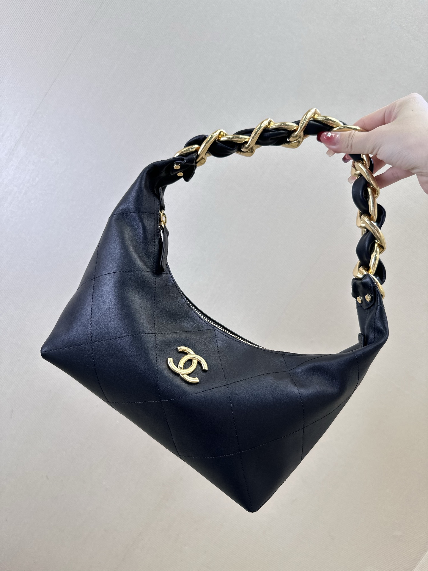 5837 Bolso hobo hippie de 25k. El clásico patrón de diamantes grandes y cadena gruesa. La pesada cadena de oro tiene se…