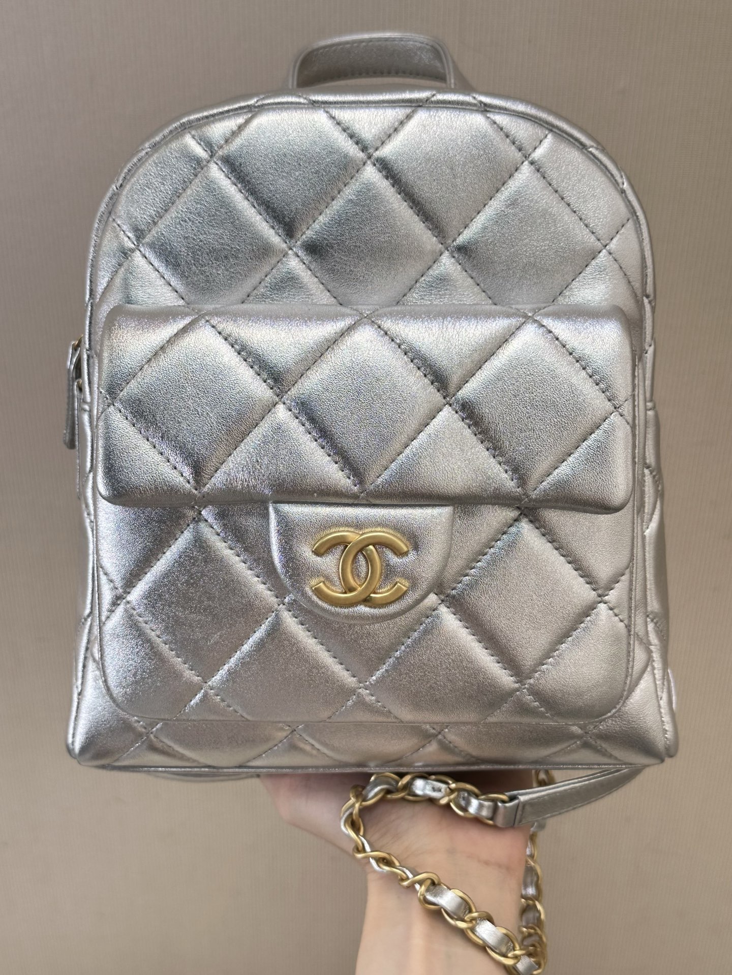 El cuero del bolso 5793 es particularmente excelente. Al igual que otros bolsos italianos hechos a mano, está fabricado…