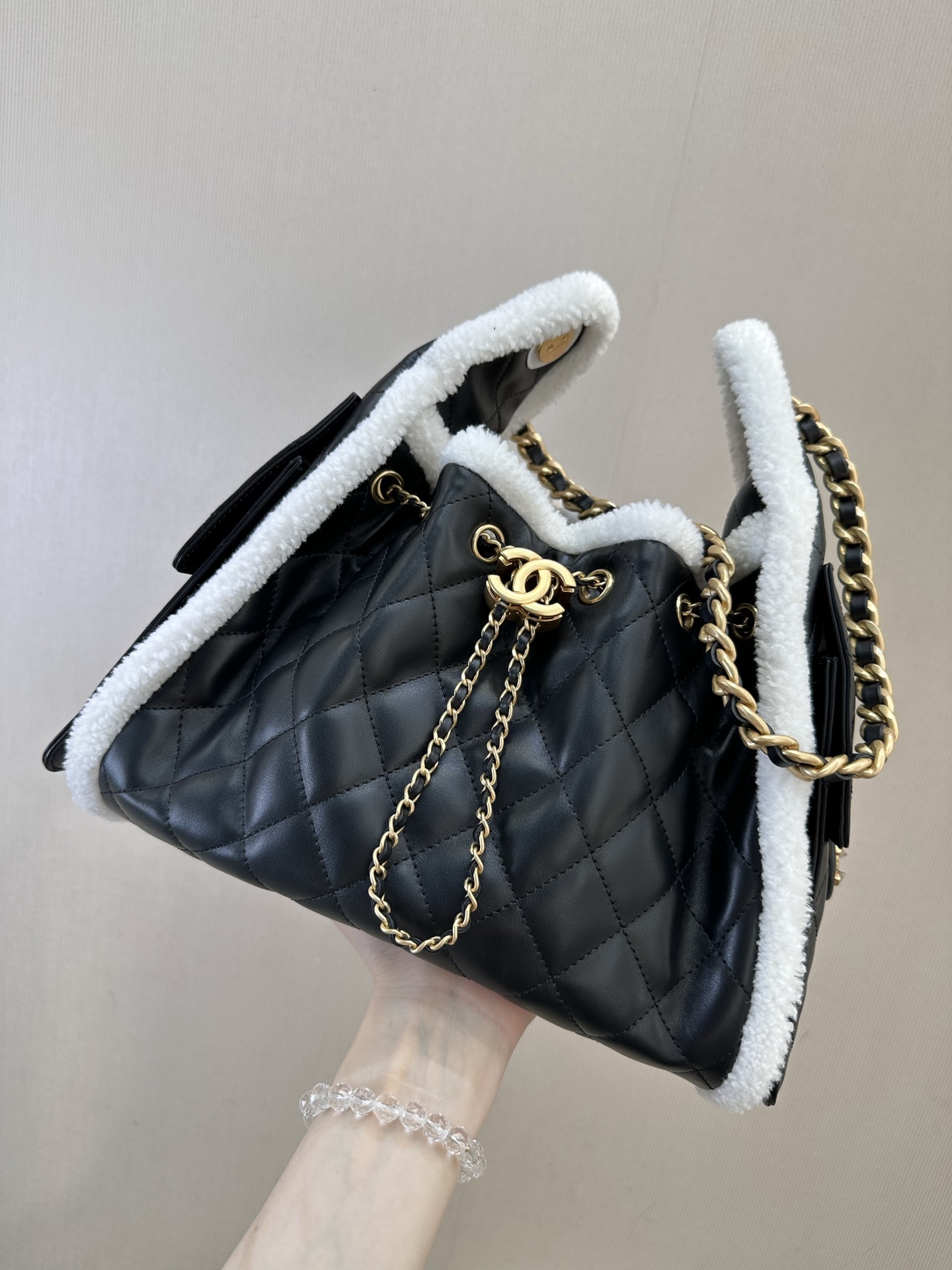 Elegant Quilted Bucket Bag with Plush Trim and Chain Detail - Chic & Stylish