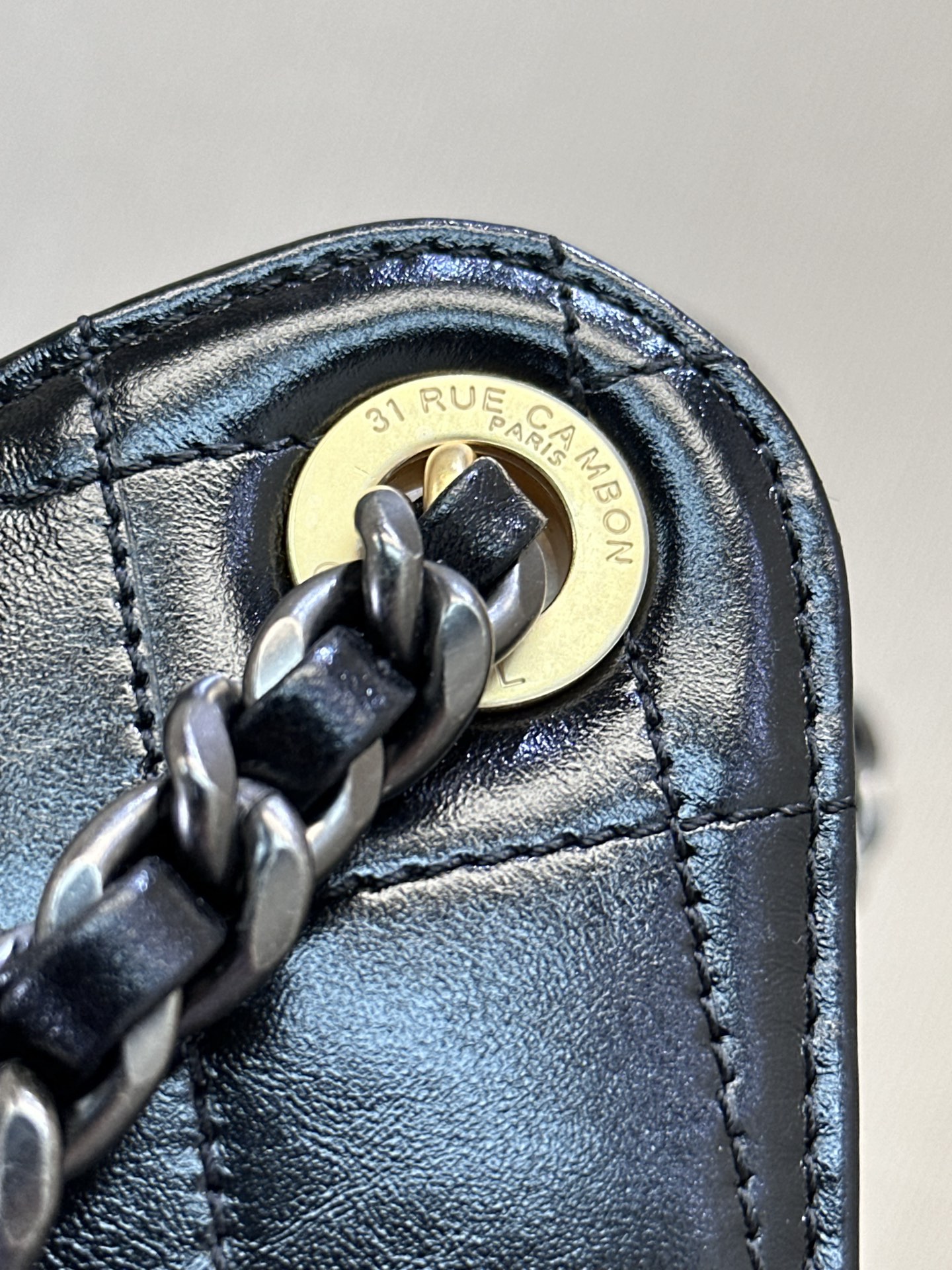 5293/5311 Chanel25,香奈儿又一款以数字命名的包包
继Chanel19、Chanel22之后又一款以数字命名的包包,颜色多样主以说明是香奈儿新一代主打包款
25bag 香奈儿经典元素一个不落整体造型是一款很有设计感的大hobo,侧面有两个口袋,可以直接放手机,拿取方便