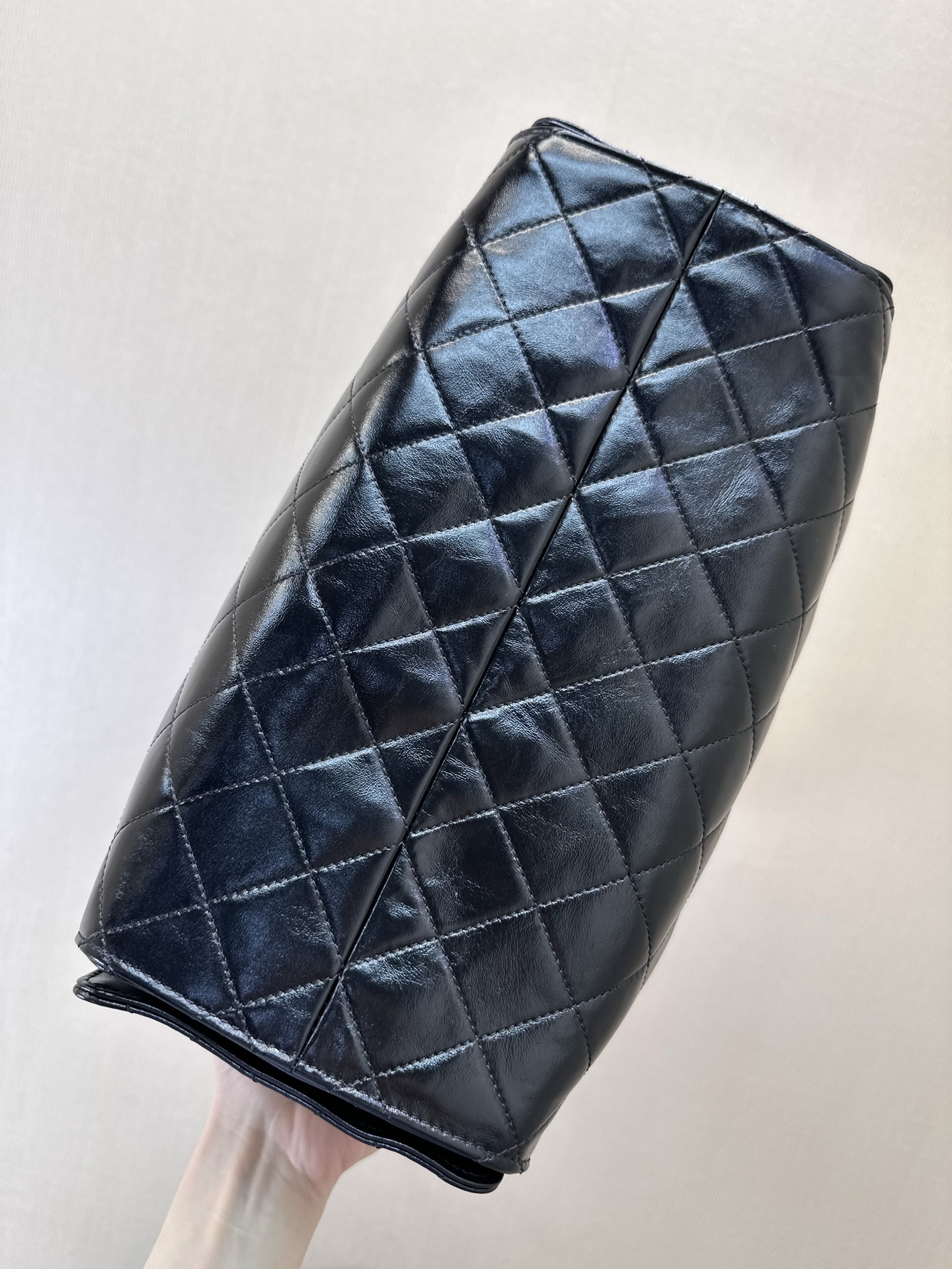 5293/5311 Chanel25,香奈儿又一款以数字命名的包包
继Chanel19、Chanel22之后又一款以数字命名的包包,颜色多样主以说明是香奈儿新一代主打包款
25bag 香奈儿经典元素一个不落整体造型是一款很有设计感的大hobo,侧面有两个口袋,可以直接放手机,拿取方便