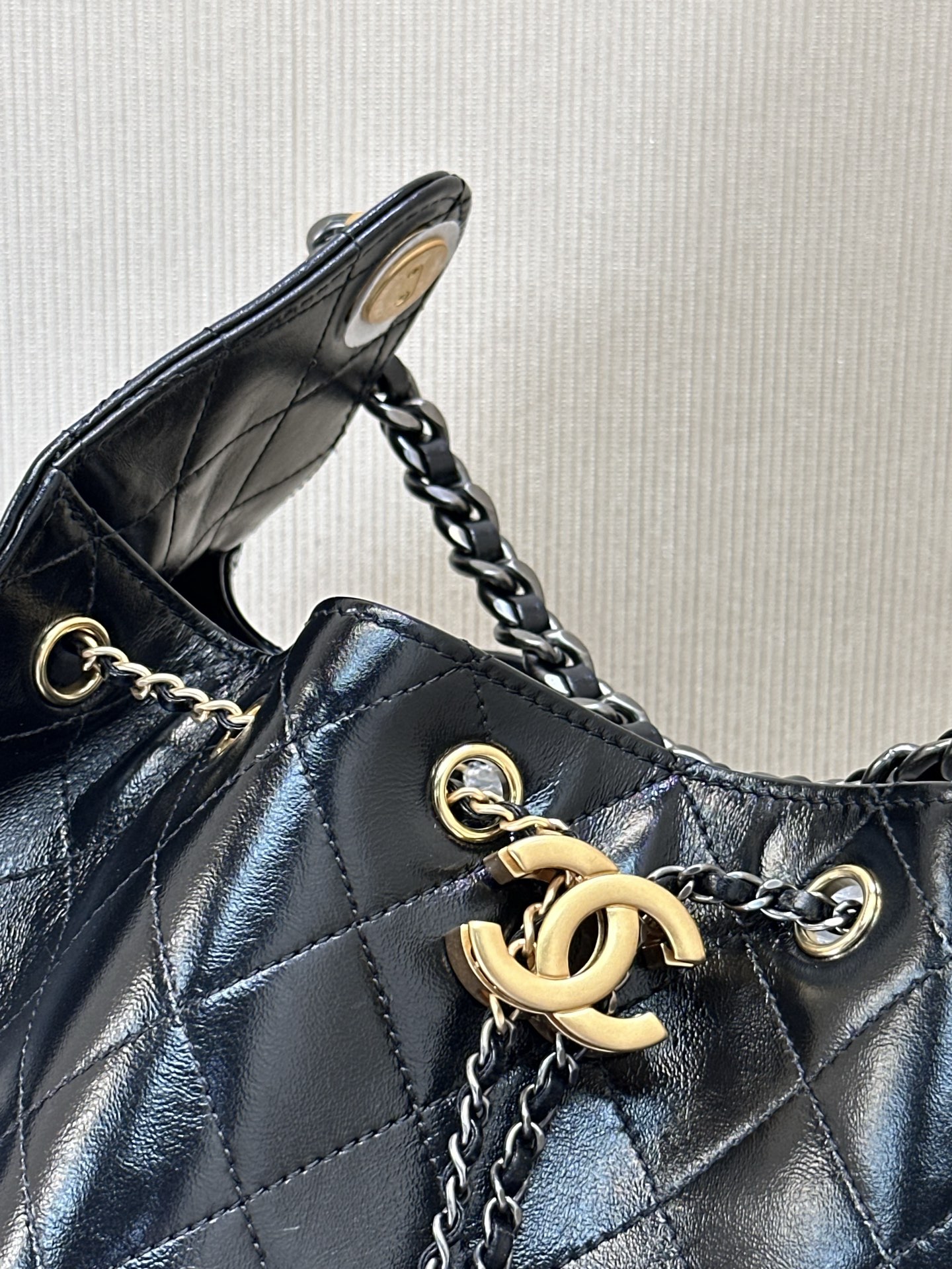 5293/5311 Chanel25,香奈儿又一款以数字命名的包包
继Chanel19、Chanel22之后又一款以数字命名的包包,颜色多样主以说明是香奈儿新一代主打包款
25bag 香奈儿经典元素一个不落整体造型是一款很有设计感的大hobo,侧面有两个口袋,可以直接放手机,拿取方便