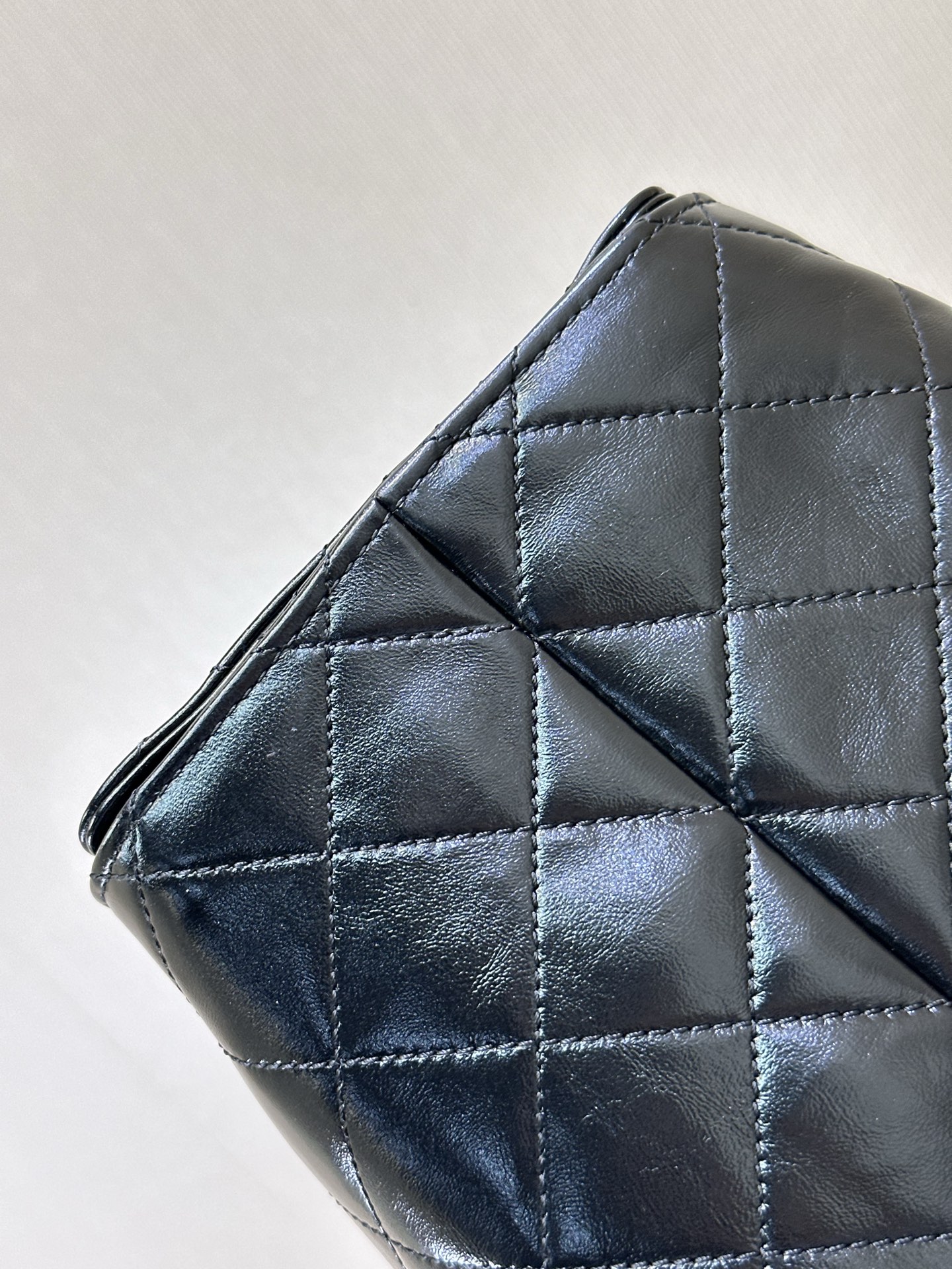 5293/5311 Chanel25,香奈儿又一款以数字命名的包包
继Chanel19、Chanel22之后又一款以数字命名的包包,颜色多样主以说明是香奈儿新一代主打包款
25bag 香奈儿经典元素一个不落整体造型是一款很有设计感的大hobo,侧面有两个口袋,可以直接放手机,拿取方便