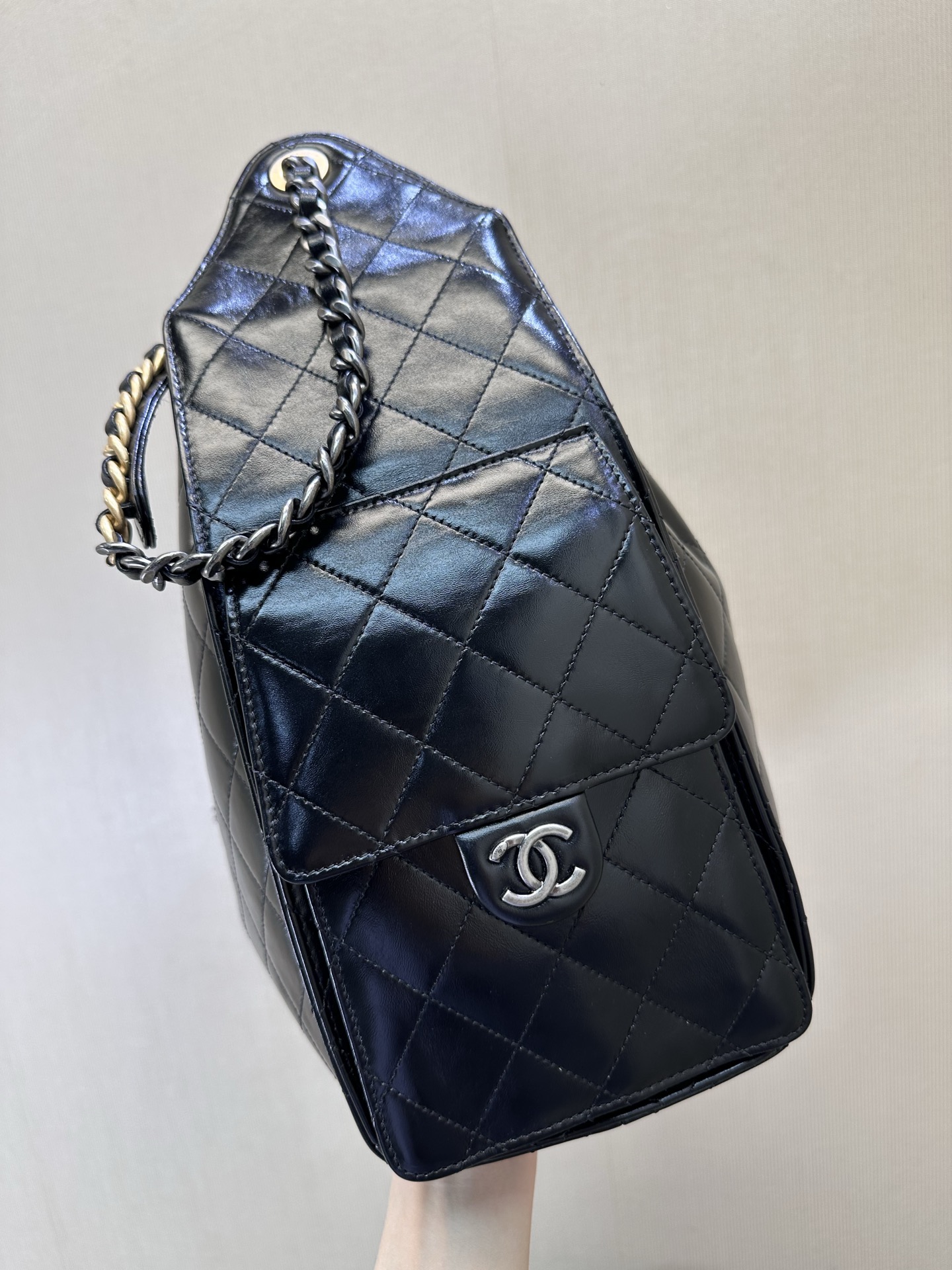 5293/5311 Chanel25,香奈儿又一款以数字命名的包包
继Chanel19、Chanel22之后又一款以数字命名的包包,颜色多样主以说明是香奈儿新一代主打包款
25bag 香奈儿经典元素一个不落整体造型是一款很有设计感的大hobo,侧面有两个口袋,可以直接放手机,拿取方便