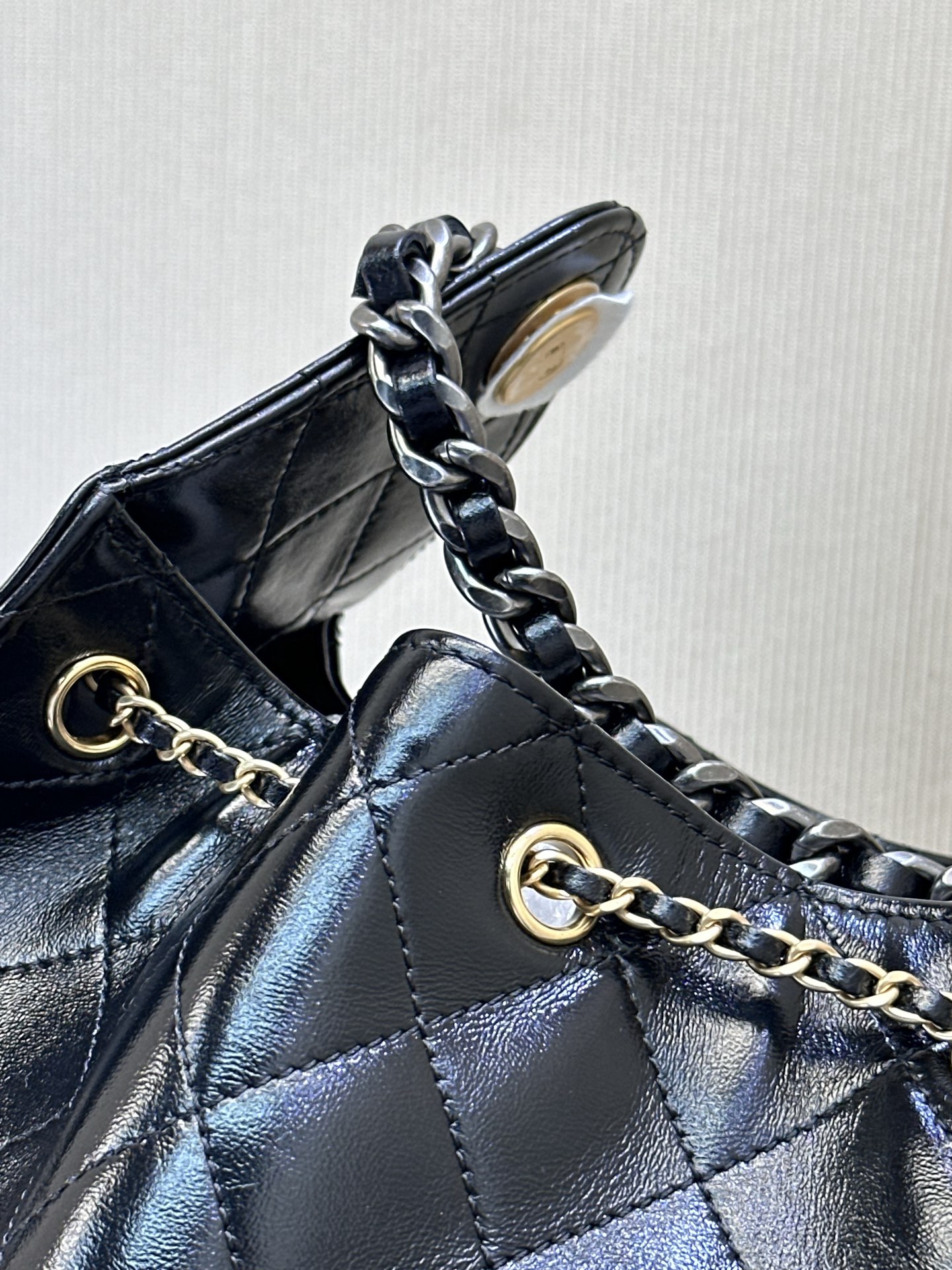 5293/5311 Chanel25,香奈儿又一款以数字命名的包包
继Chanel19、Chanel22之后又一款以数字命名的包包,颜色多样主以说明是香奈儿新一代主打包款
25bag 香奈儿经典元素一个不落整体造型是一款很有设计感的大hobo,侧面有两个口袋,可以直接放手机,拿取方便