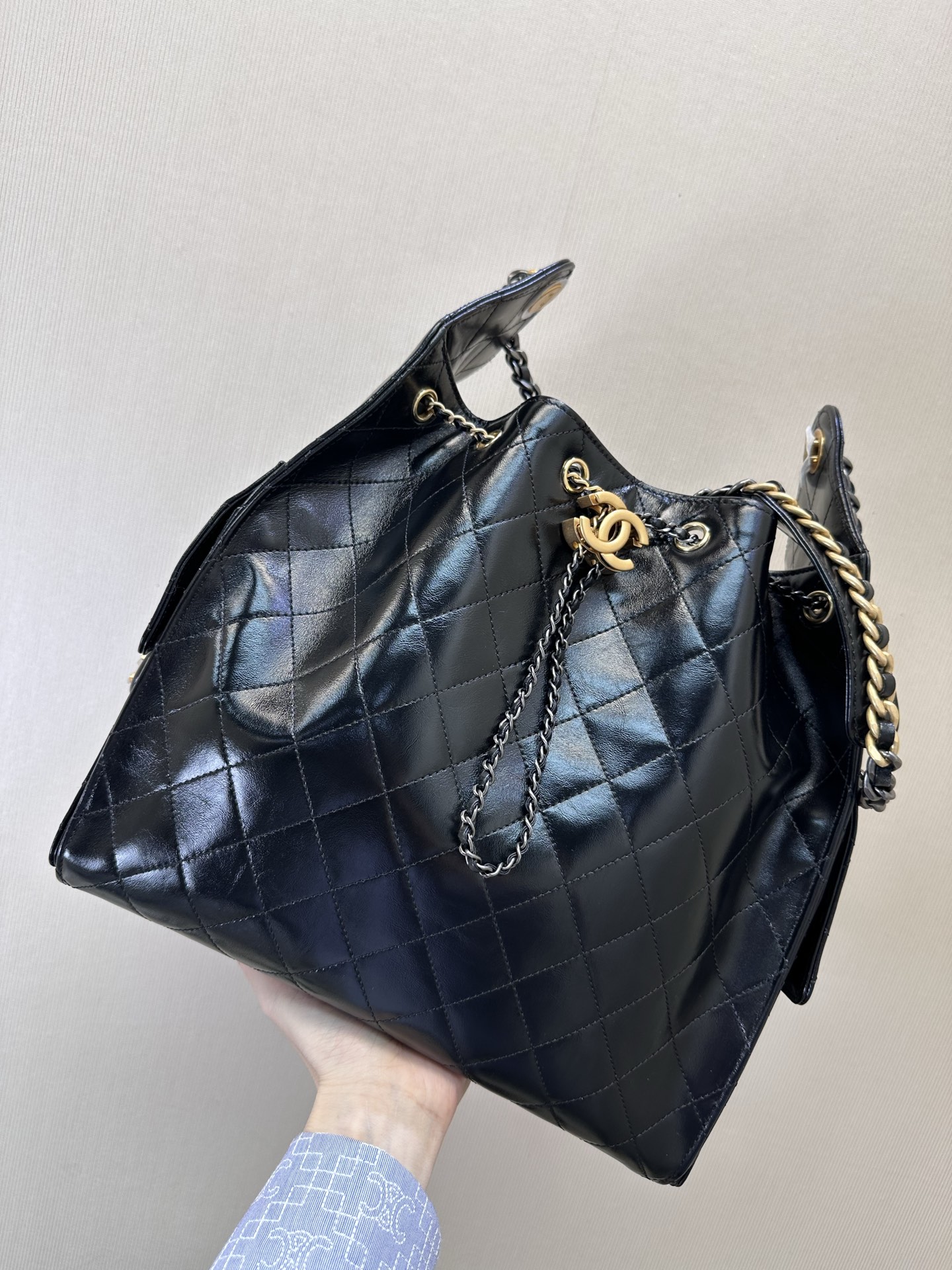 5293/5311 Chanel25,香奈儿又一款以数字命名的包包
继Chanel19、Chanel22之后又一款以数字命名的包包,颜色多样主以说明是香奈儿新一代主打包款
25bag 香奈儿经典元素一个不落整体造型是一款很有设计感的大hobo,侧面有两个口袋,可以直接放手机,拿取方便