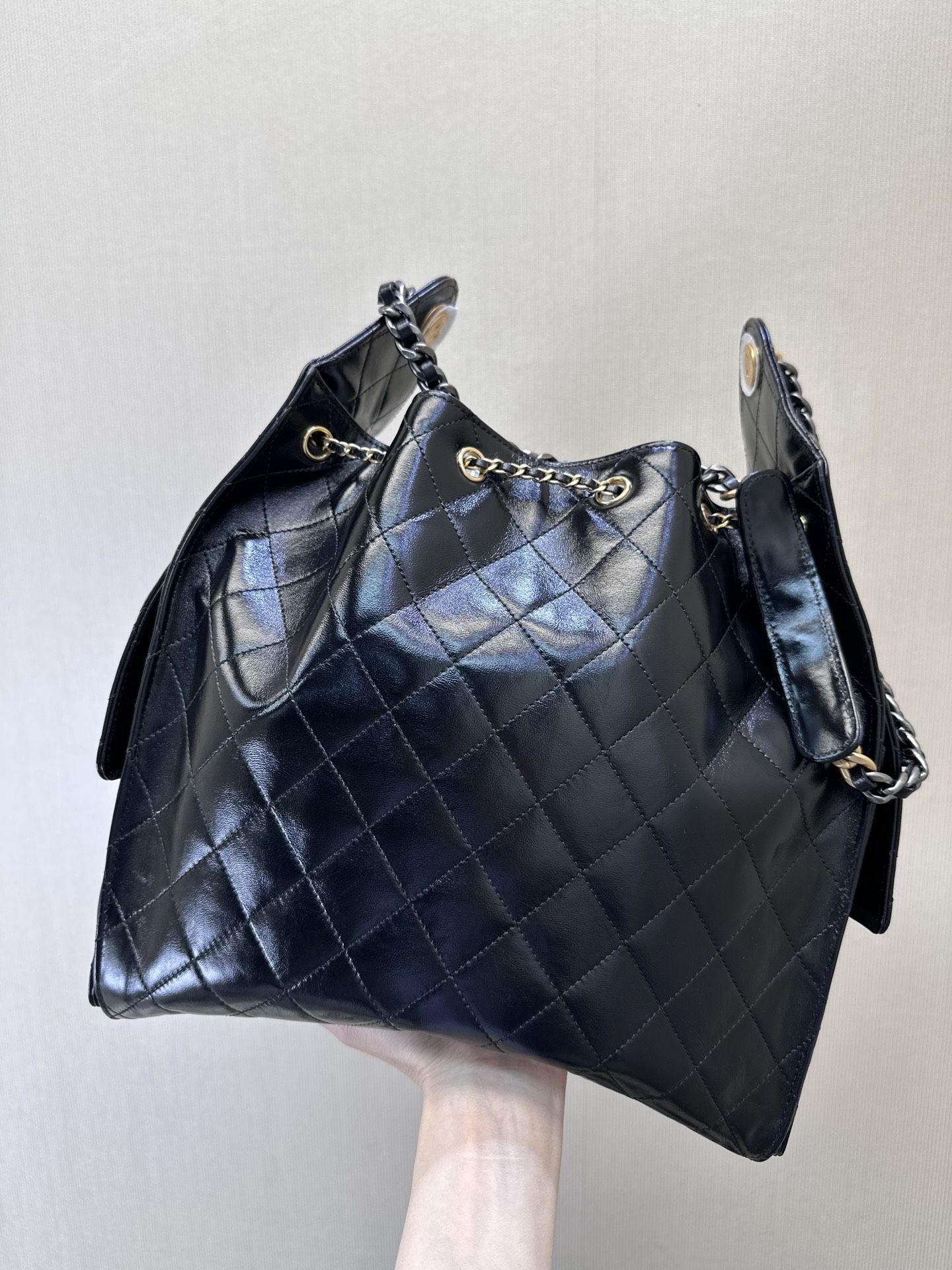 5293/5311 Chanel25,香奈儿又一款以数字命名的包包
继Chanel19、Chanel22之后又一款以数字命名的包包,颜色多样主以说明是香奈儿新一代主打包款
25bag 香奈儿经典元素一个不落整体造型是一款很有设计感的大hobo,侧面有两个口袋,可以直接放手机,拿取方便