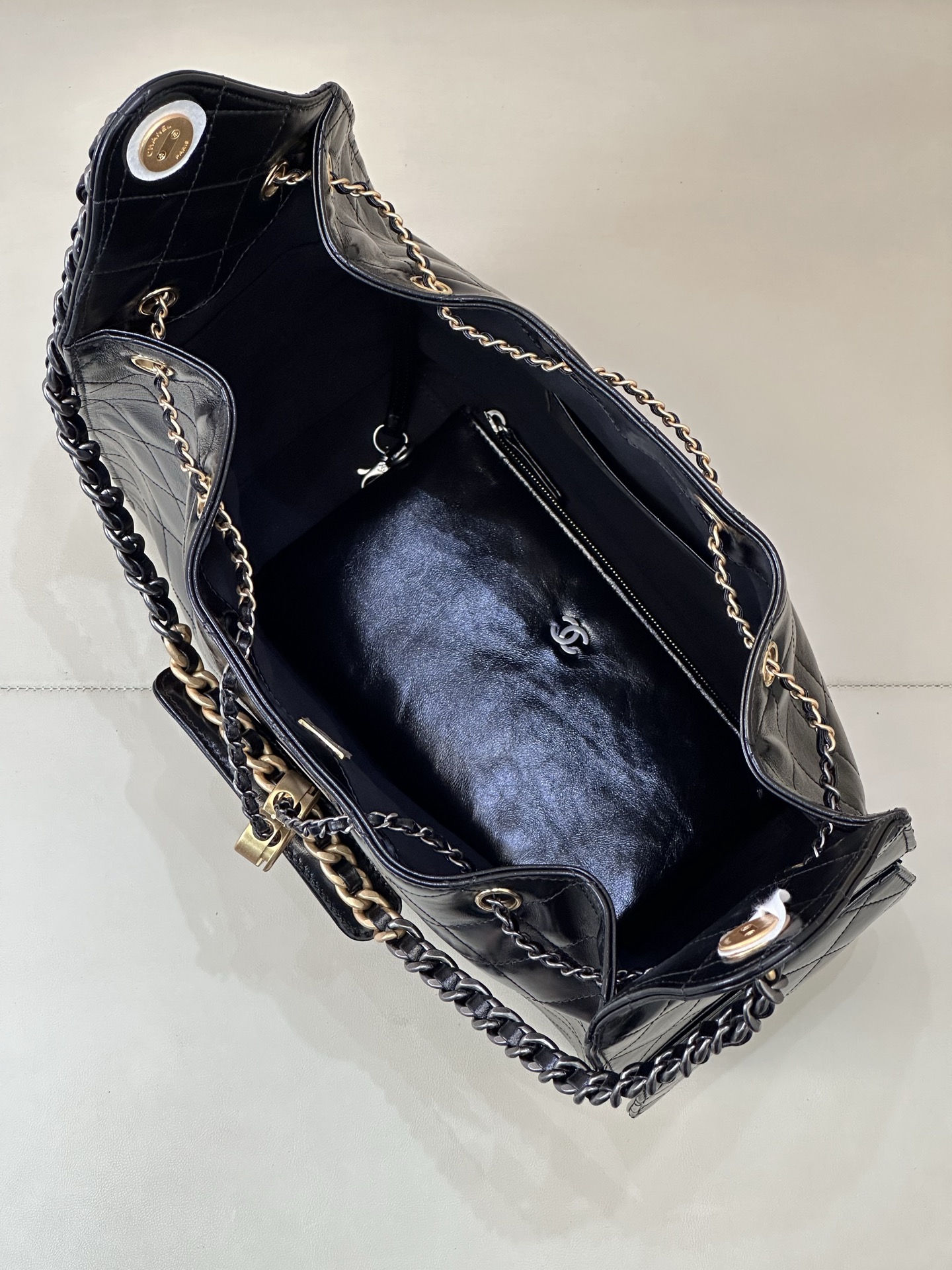 5293/5311 这款包包的容量也超赞！超级能装。手机、钱包、化妆品，统统都能轻松收纳，让我出门再也不用担心东西装不下啦！
