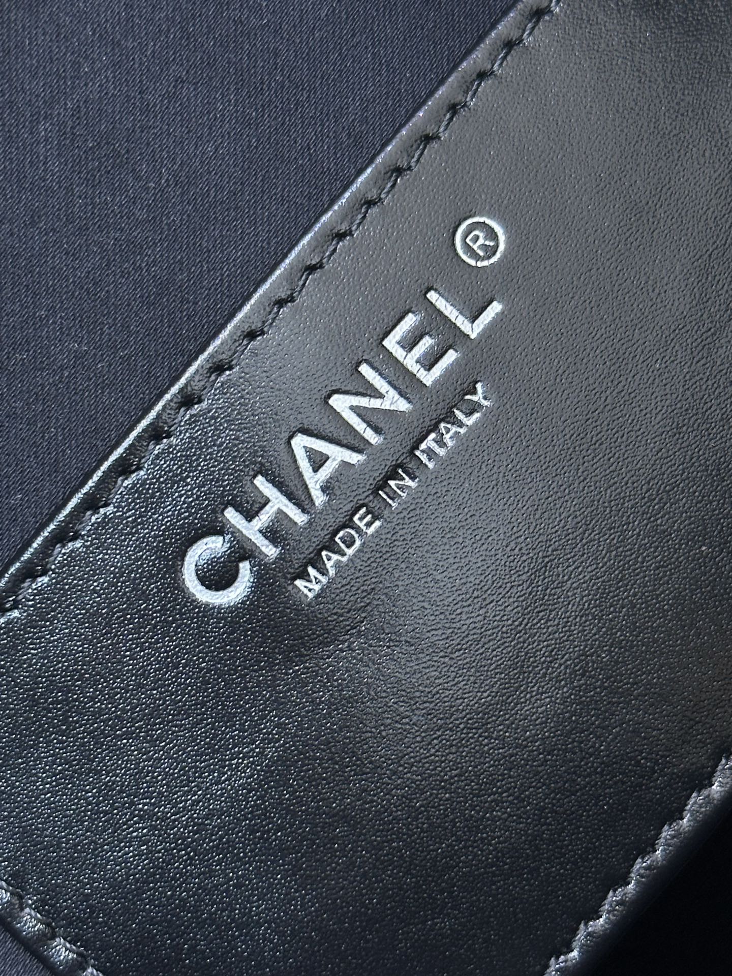 5293/5311 这款包包的容量也超赞！超级能装。手机、钱包、化妆品，统统都能轻松收纳，让我出门再也不用担心东西装不下啦！
