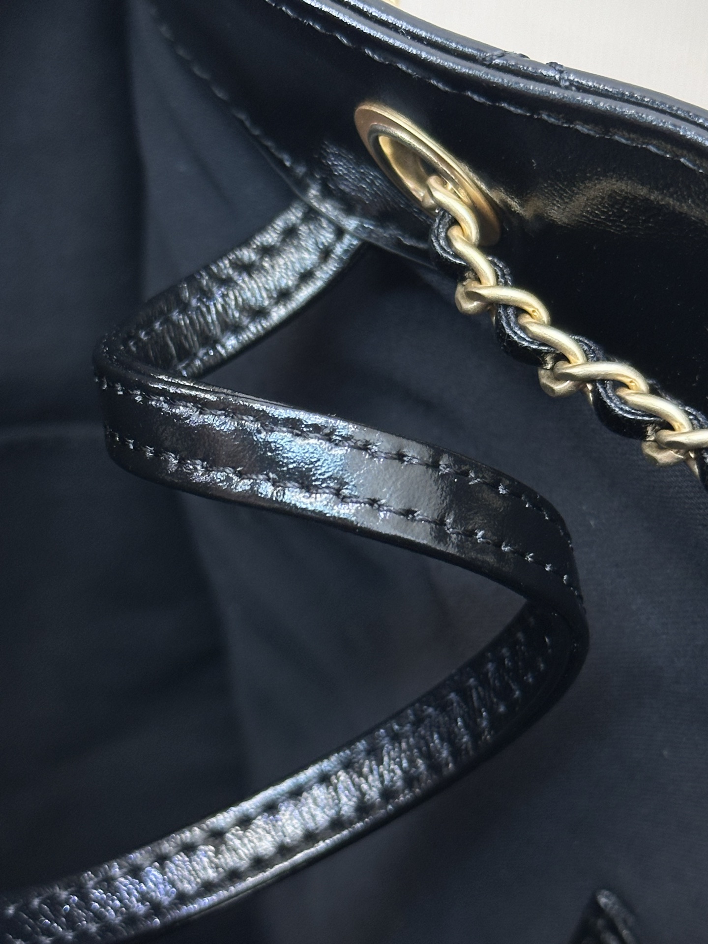 5293/5311 这款包包的容量也超赞！超级能装。手机、钱包、化妆品，统统都能轻松收纳，让我出门再也不用担心东西装不下啦！
