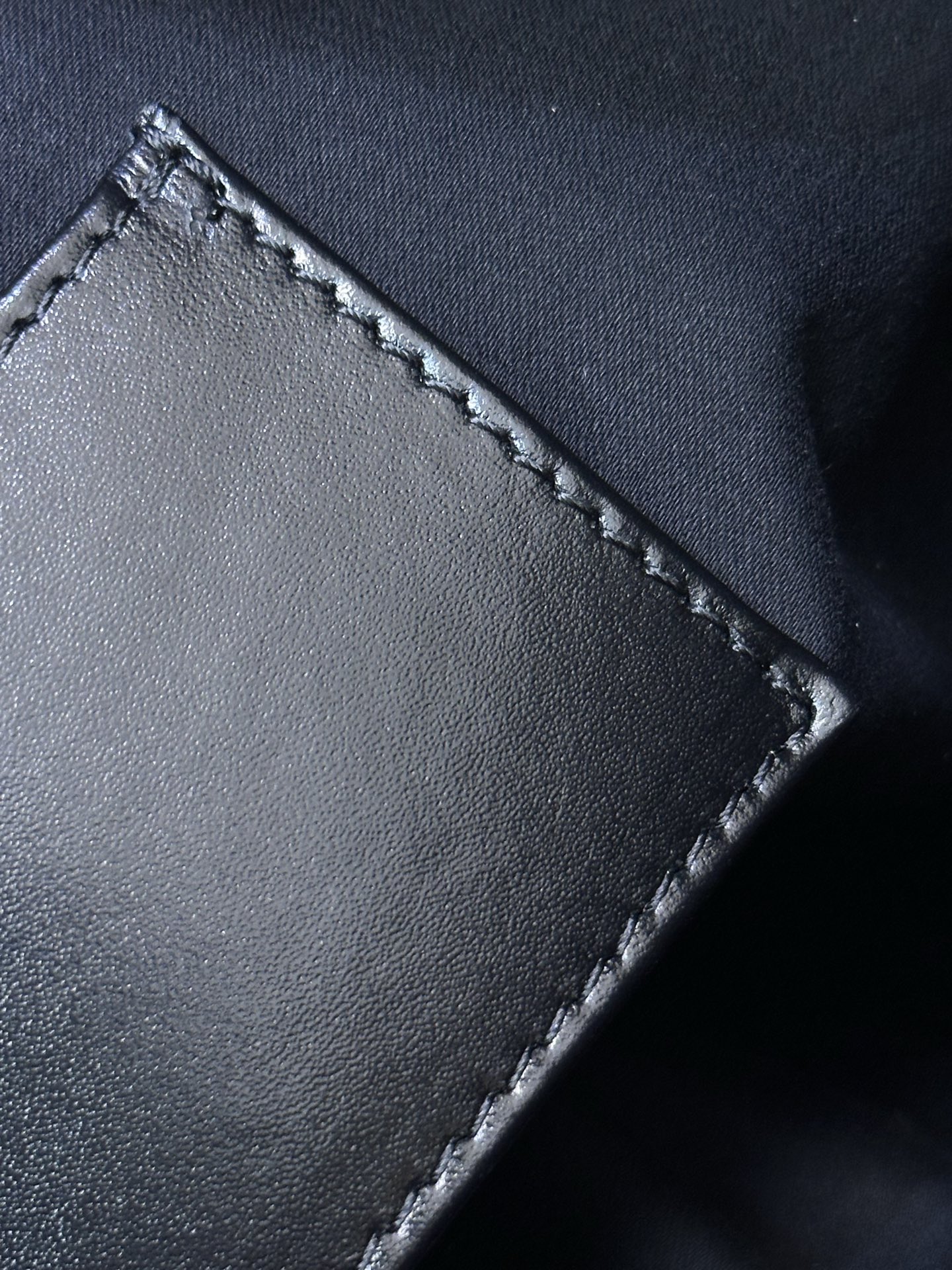 5293/5311 这款包包的容量也超赞！超级能装。手机、钱包、化妆品，统统都能轻松收纳，让我出门再也不用担心东西装不下啦！
