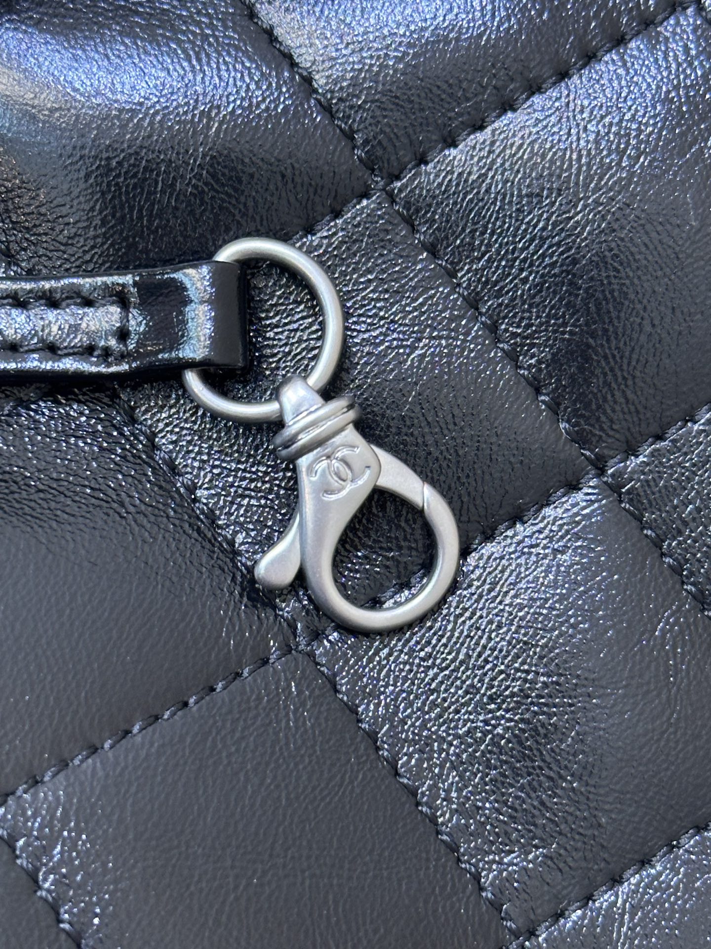 5293/5311 这款包包的容量也超赞！超级能装。手机、钱包、化妆品，统统都能轻松收纳，让我出门再也不用担心东西装不下啦！
