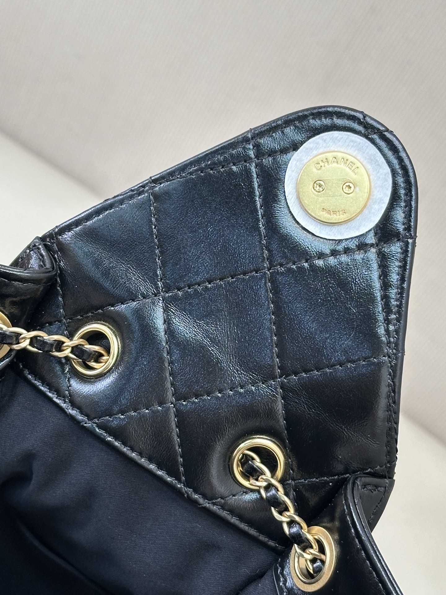 5293/5311 这款包包的容量也超赞！超级能装。手机、钱包、化妆品，统统都能轻松收纳，让我出门再也不用担心东西装不下啦！
