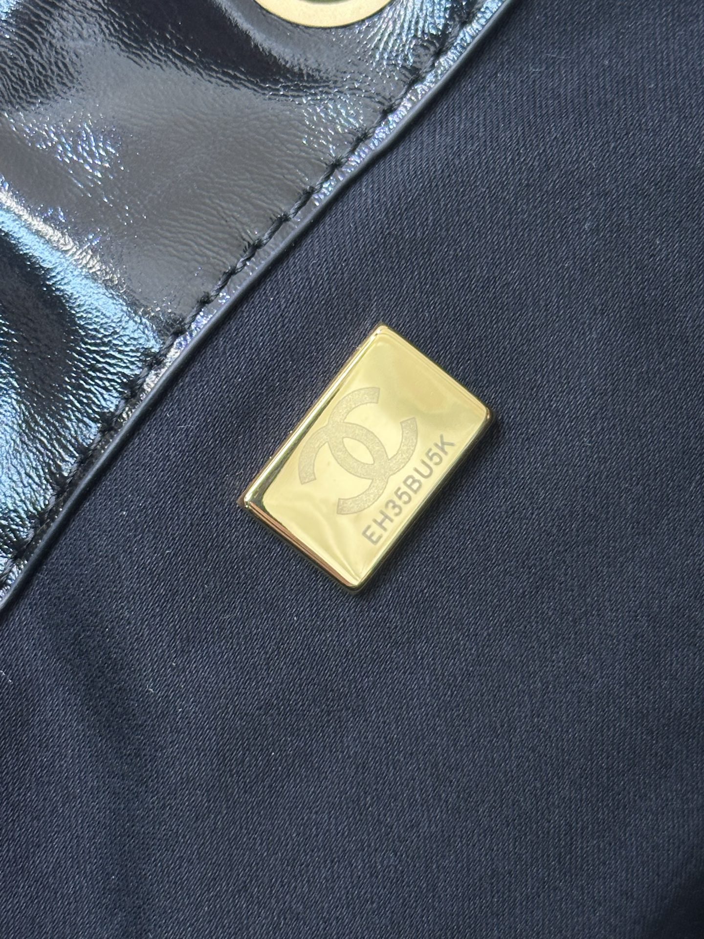 5293/5311 这款包包的容量也超赞！超级能装。手机、钱包、化妆品，统统都能轻松收纳，让我出门再也不用担心东西装不下啦！
