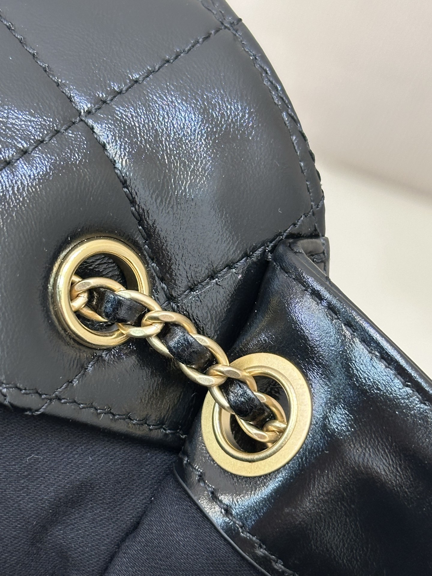 5293/5311 这款包包的容量也超赞！超级能装。手机、钱包、化妆品，统统都能轻松收纳，让我出门再也不用担心东西装不下啦！
