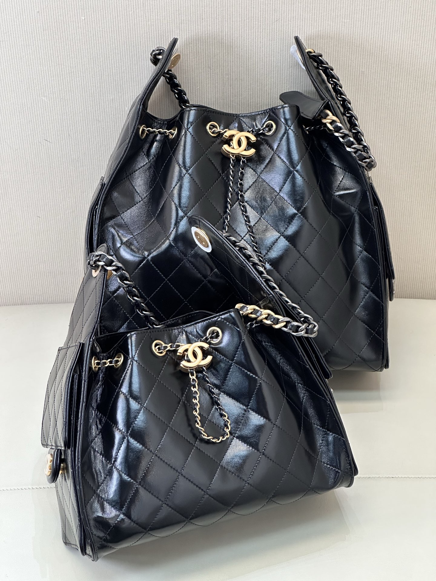 5293/5311 要不说香奈儿的上新总是让人有意外之喜,今年也不例外!香奈儿25C早春系列包包的颜值又上了一个高度。
今天这款多口袋hobo是这一季的风标,秀场推出后营销的异常火热。多口袋的设计简直将随性慵懒感拉满,搭配光泽感十足的复古五金双c logo,可以说是这一季的王者了。
细看的话真的有点像罗意威的吊床包,包身很有街头感,空间也是相当的大。上身后的效果和整体穿搭会让你瞬间就想种草,侧面的口袋装饰很有都市感工装风,给整体增加了不少的时尚因素。
这牌子我们出过很多了,同渠道的东西没啥需要再多介绍了,闭眼收就是了,依然是我们的yyds系列,独家的原料原五金,刚出来的好东西!
小号尺寸:30-26-14cm
中号尺寸:40-29-14cm