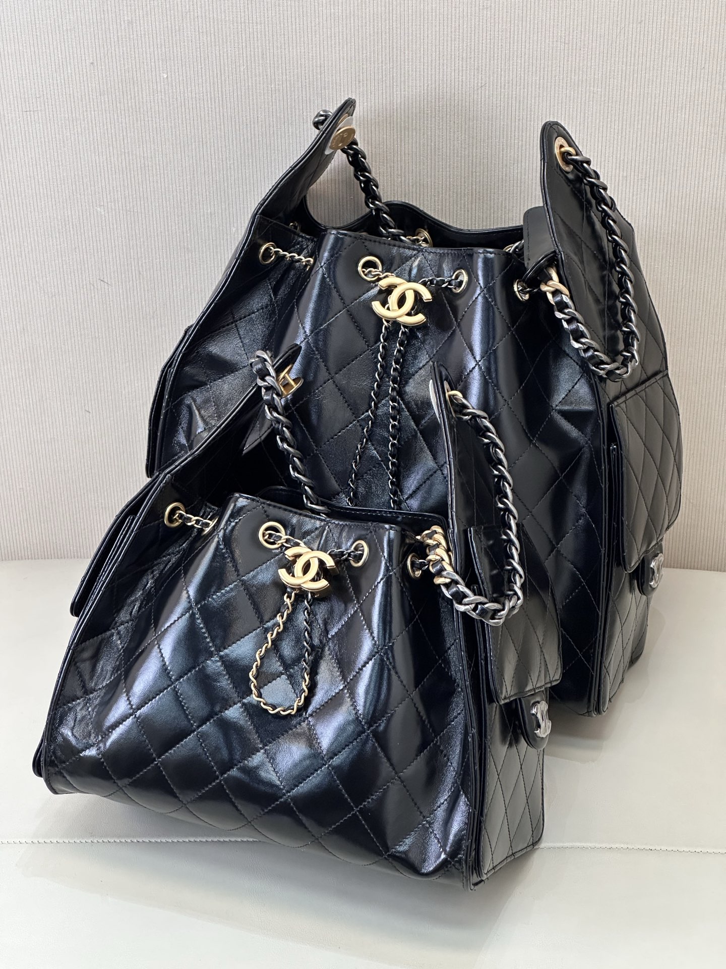 5293/5311 要不说香奈儿的上新总是让人有意外之喜,今年也不例外!香奈儿25C早春系列包包的颜值又上了一个高度。
今天这款多口袋hobo是这一季的风标,秀场推出后营销的异常火热。多口袋的设计简直将随性慵懒感拉满,搭配光泽感十足的复古五金双c logo,可以说是这一季的王者了。
细看的话真的有点像罗意威的吊床包,包身很有街头感,空间也是相当的大。上身后的效果和整体穿搭会让你瞬间就想种草,侧面的口袋装饰很有都市感工装风,给整体增加了不少的时尚因素。
这牌子我们出过很多了,同渠道的东西没啥需要再多介绍了,闭眼收就是了,依然是我们的yyds系列,独家的原料原五金,刚出来的好东西!
小号尺寸:30-26-14cm
中号尺寸:40-29-14cm