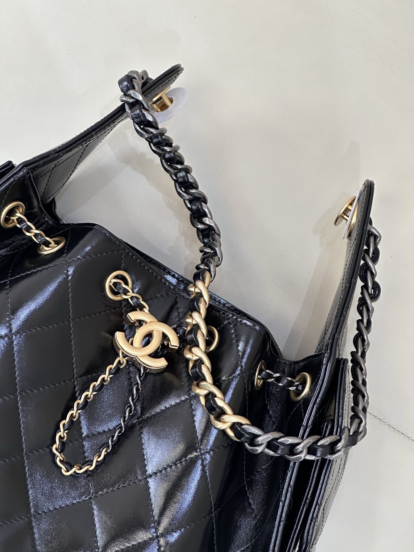 5293/5311 这个肩带也是鸳鸯拼色炒鸡美，我的天呐！！五金质感很复古；拿到就自行感受下吧，确实精致；