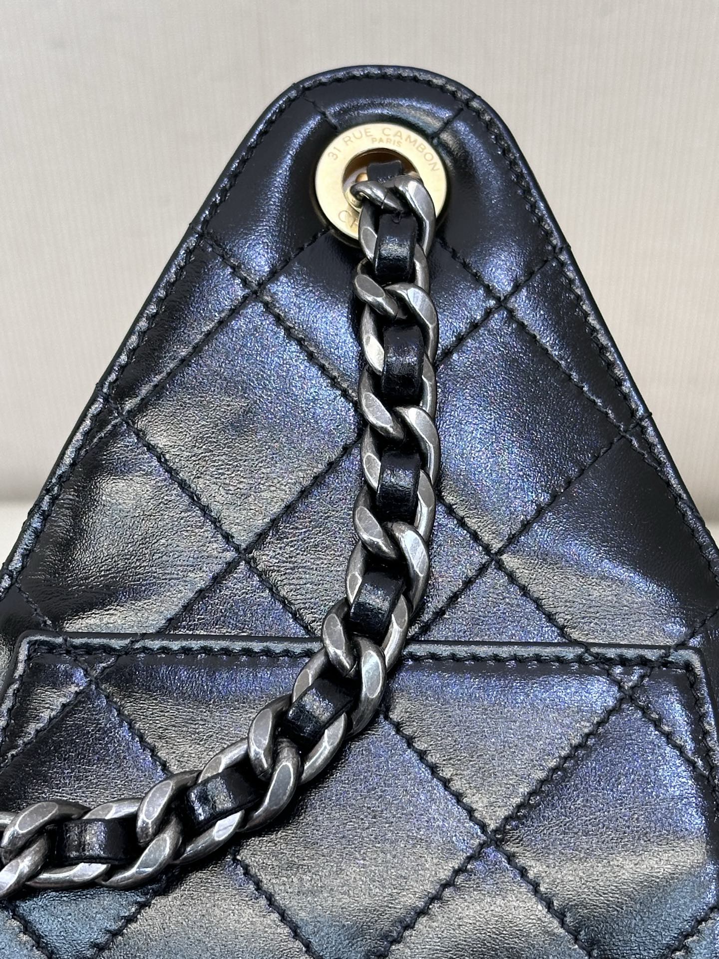 5293/5311 这个肩带也是鸳鸯拼色炒鸡美，我的天呐！！五金质感很复古；拿到就自行感受下吧，确实精致；