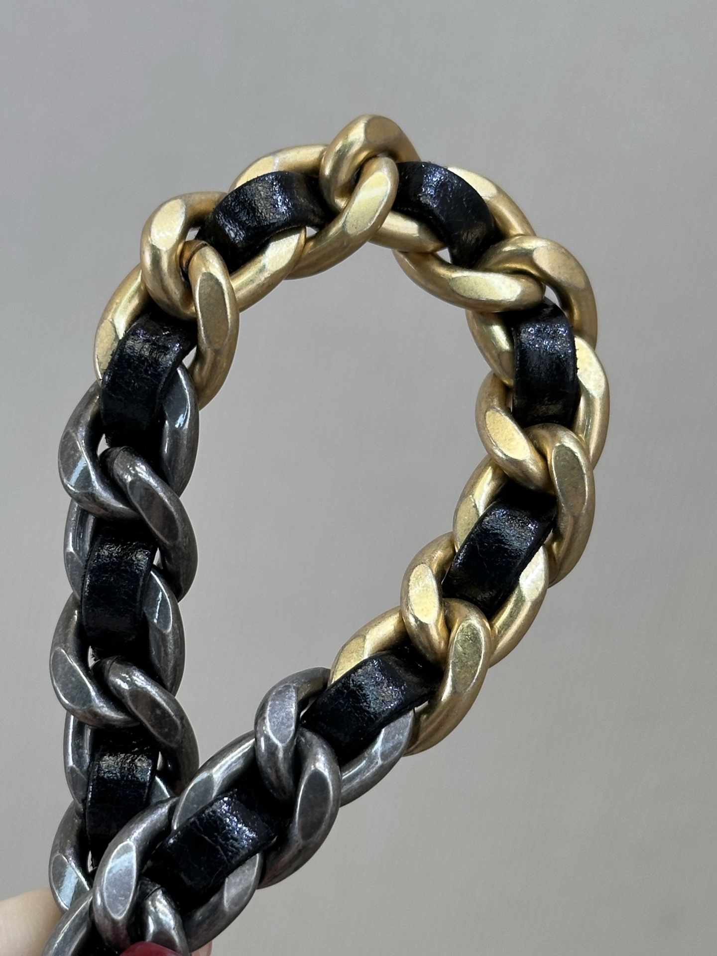 5293/5311 这个肩带也是鸳鸯拼色炒鸡美，我的天呐！！五金质感很复古；拿到就自行感受下吧，确实精致；