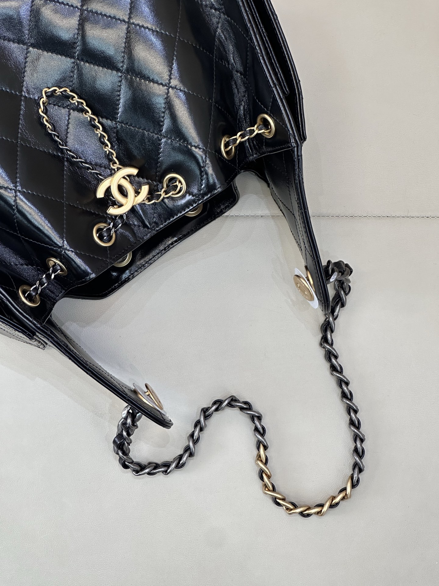 5293/5311 这个肩带也是鸳鸯拼色炒鸡美，我的天呐！！五金质感很复古；拿到就自行感受下吧，确实精致；