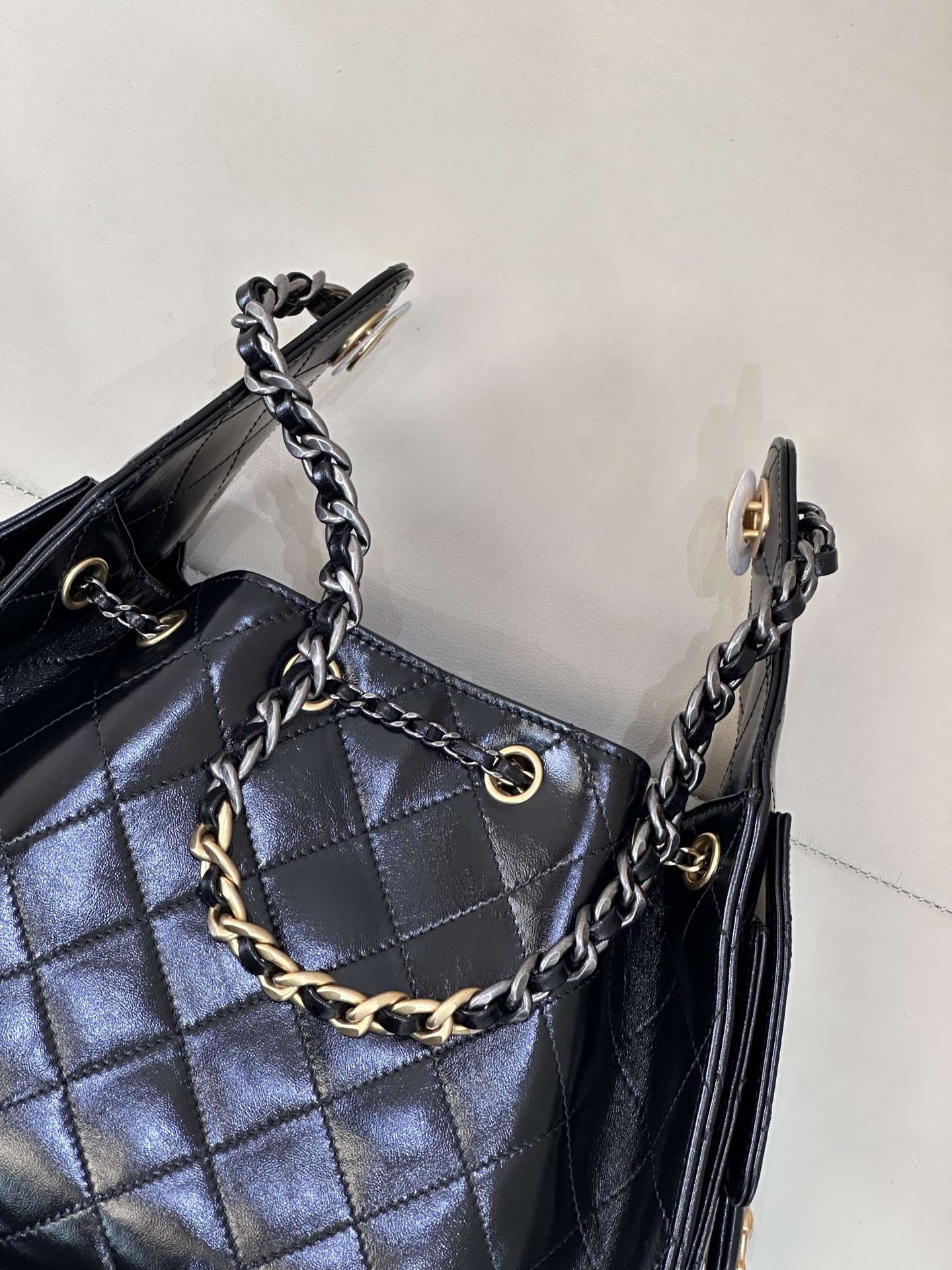 5293/5311 这个肩带也是鸳鸯拼色炒鸡美，我的天呐！！五金质感很复古；拿到就自行感受下吧，确实精致；