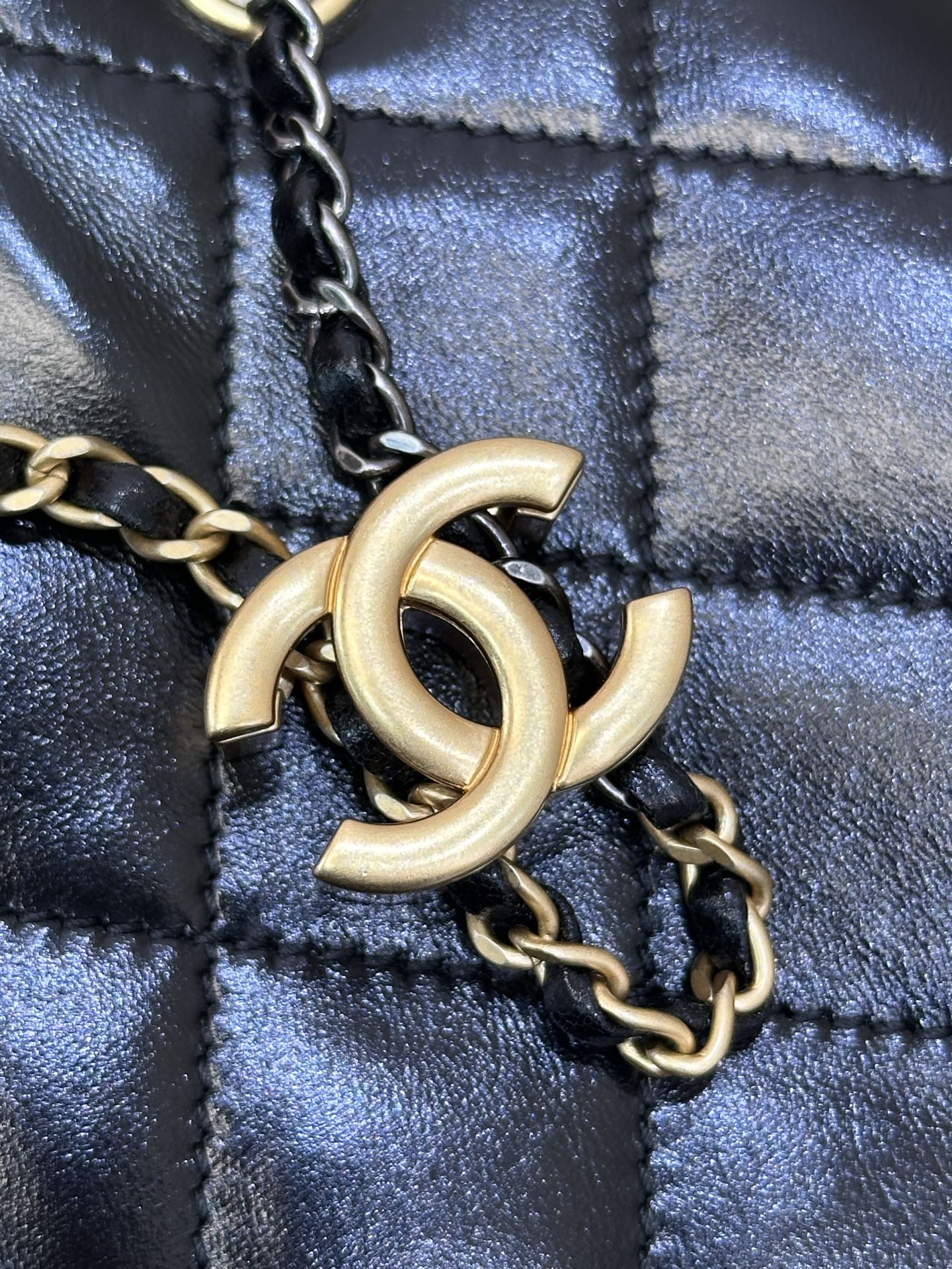 5293/5311 新款的五金采用金银两个颜色，鸳鸯拼色，高贵大方的浓郁厚金成色，古朴做旧的浓烈历史感⚠️原版厚金配件色泽并非统一，五金刻字打磨无论是正圆或者方正字体，其矢量清晰度都非常完美～
