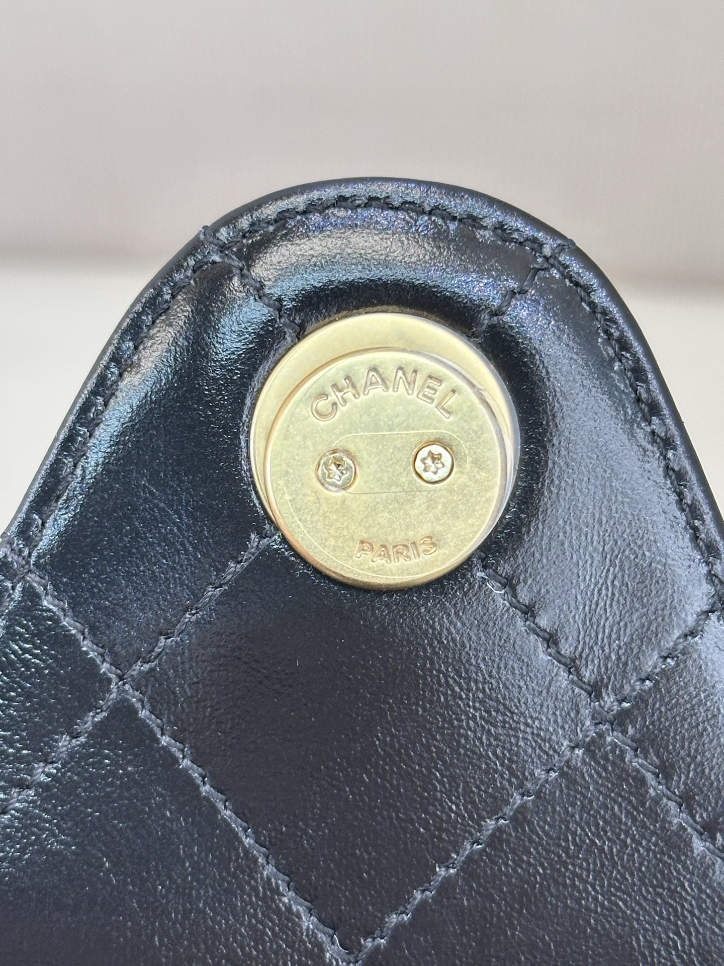 5293/5311 新款的五金采用金银两个颜色，鸳鸯拼色，高贵大方的浓郁厚金成色，古朴做旧的浓烈历史感⚠️原版厚金配件色泽并非统一，五金刻字打磨无论是正圆或者方正字体，其矢量清晰度都非常完美～
