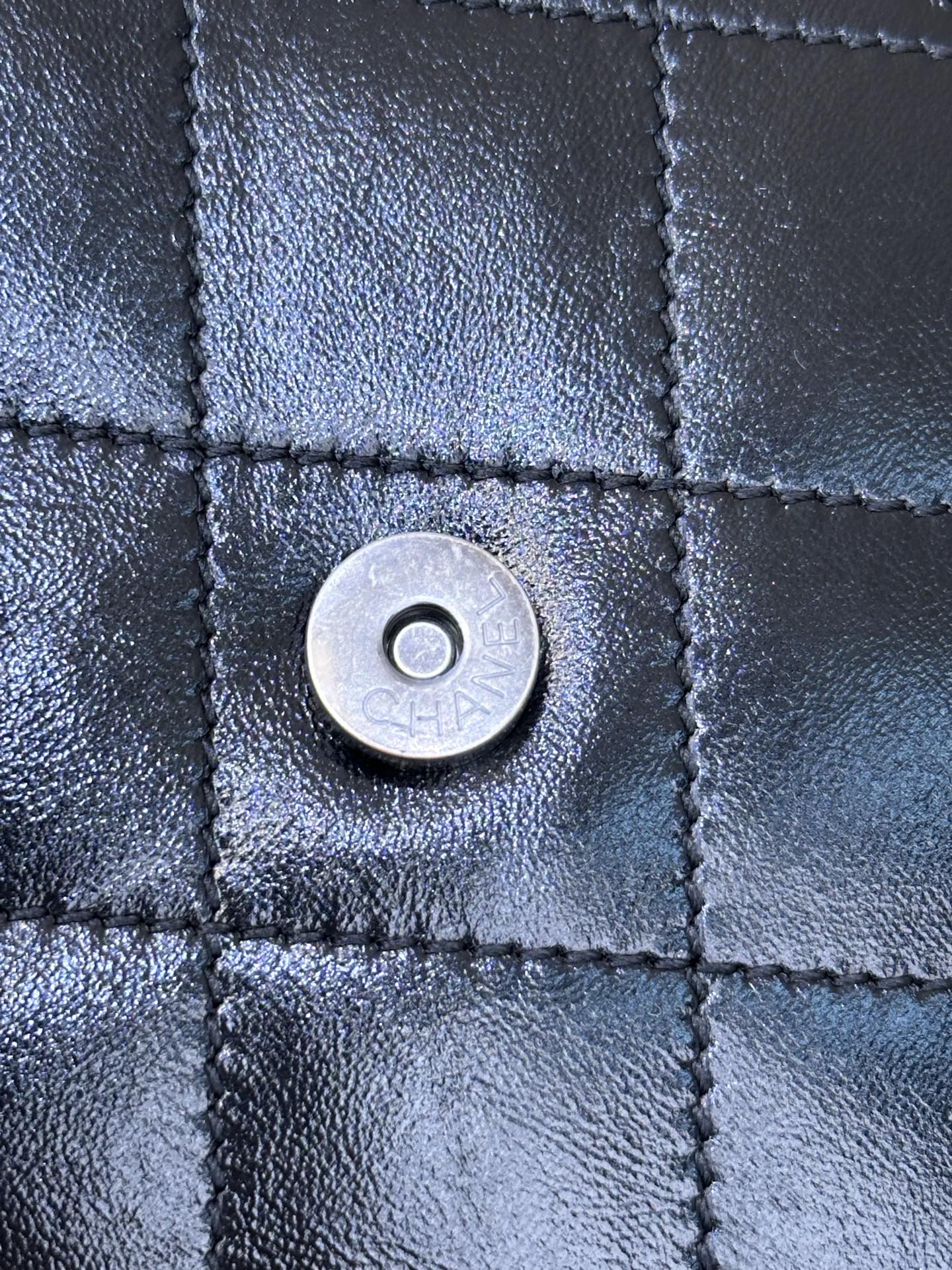 5293/5311 新款的五金采用金银两个颜色，鸳鸯拼色，高贵大方的浓郁厚金成色，古朴做旧的浓烈历史感⚠️原版厚金配件色泽并非统一，五金刻字打磨无论是正圆或者方正字体，其矢量清晰度都非常完美～
