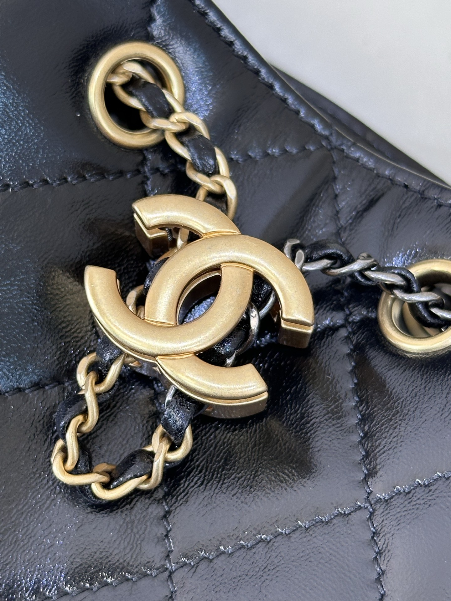 5293/5311 新款的五金采用金银两个颜色，鸳鸯拼色，高贵大方的浓郁厚金成色，古朴做旧的浓烈历史感⚠️原版厚金配件色泽并非统一，五金刻字打磨无论是正圆或者方正字体，其矢量清晰度都非常完美～
