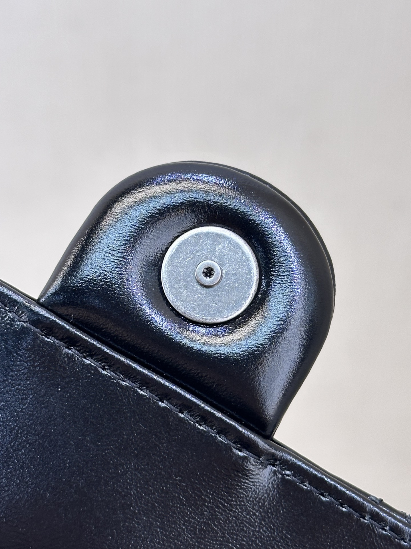 5293/5311 新款的五金采用金银两个颜色，鸳鸯拼色，高贵大方的浓郁厚金成色，古朴做旧的浓烈历史感⚠️原版厚金配件色泽并非统一，五金刻字打磨无论是正圆或者方正字体，其矢量清晰度都非常完美～
