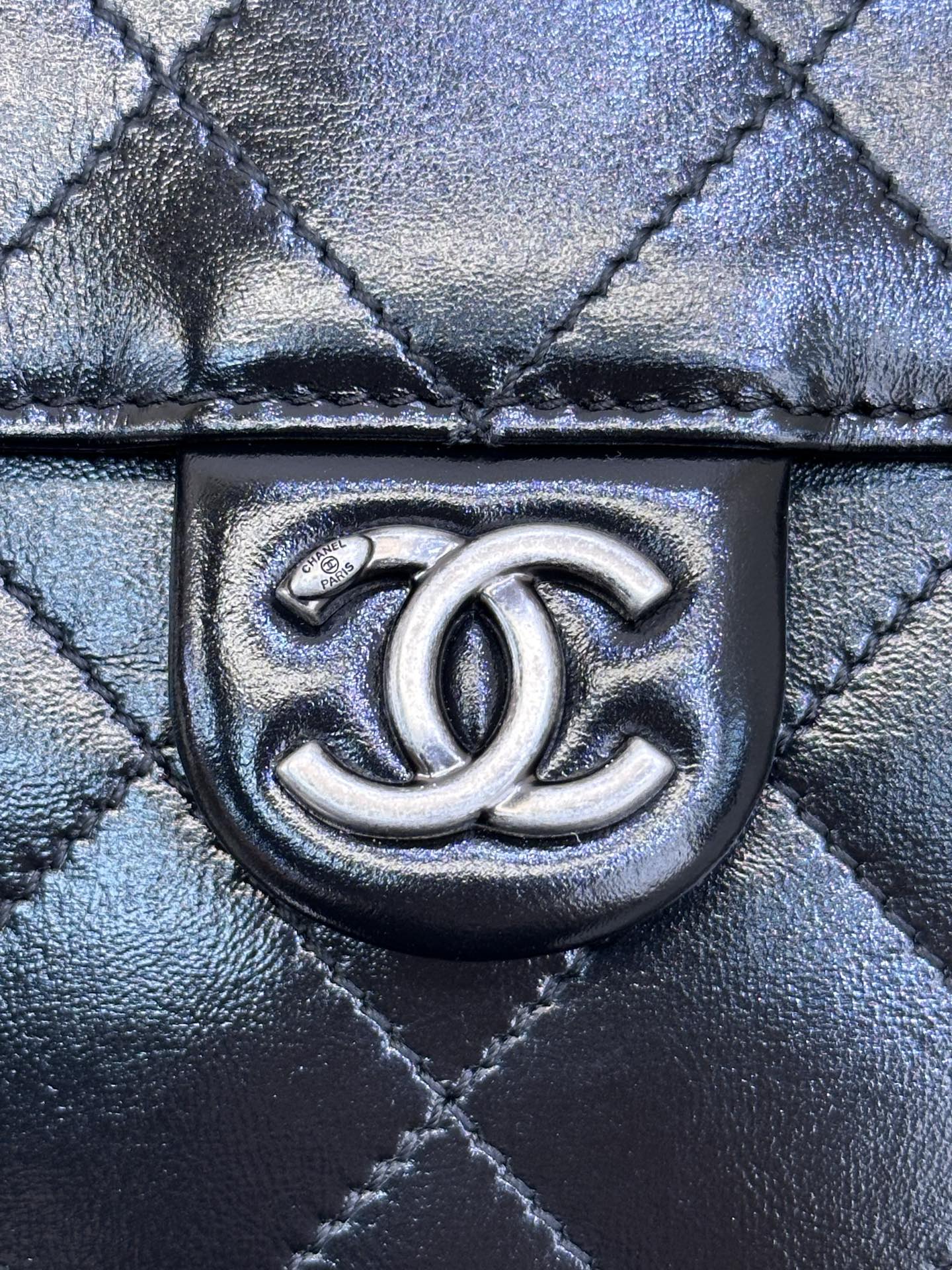 5293/5311 新款的五金采用金银两个颜色，鸳鸯拼色，高贵大方的浓郁厚金成色，古朴做旧的浓烈历史感⚠️原版厚金配件色泽并非统一，五金刻字打磨无论是正圆或者方正字体，其矢量清晰度都非常完美～
