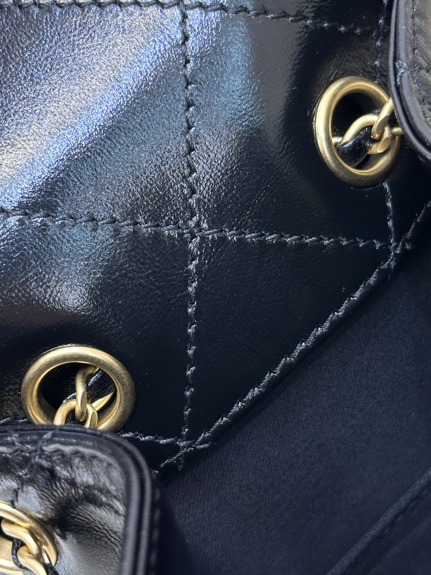 5293/5311 新款的五金采用金银两个颜色，鸳鸯拼色，高贵大方的浓郁厚金成色，古朴做旧的浓烈历史感⚠️原版厚金配件色泽并非统一，五金刻字打磨无论是正圆或者方正字体，其矢量清晰度都非常完美～
