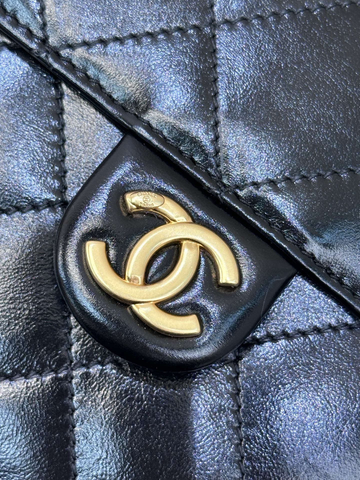 5293/5311 新款的五金采用金银两个颜色，鸳鸯拼色，高贵大方的浓郁厚金成色，古朴做旧的浓烈历史感⚠️原版厚金配件色泽并非统一，五金刻字打磨无论是正圆或者方正字体，其矢量清晰度都非常完美～
